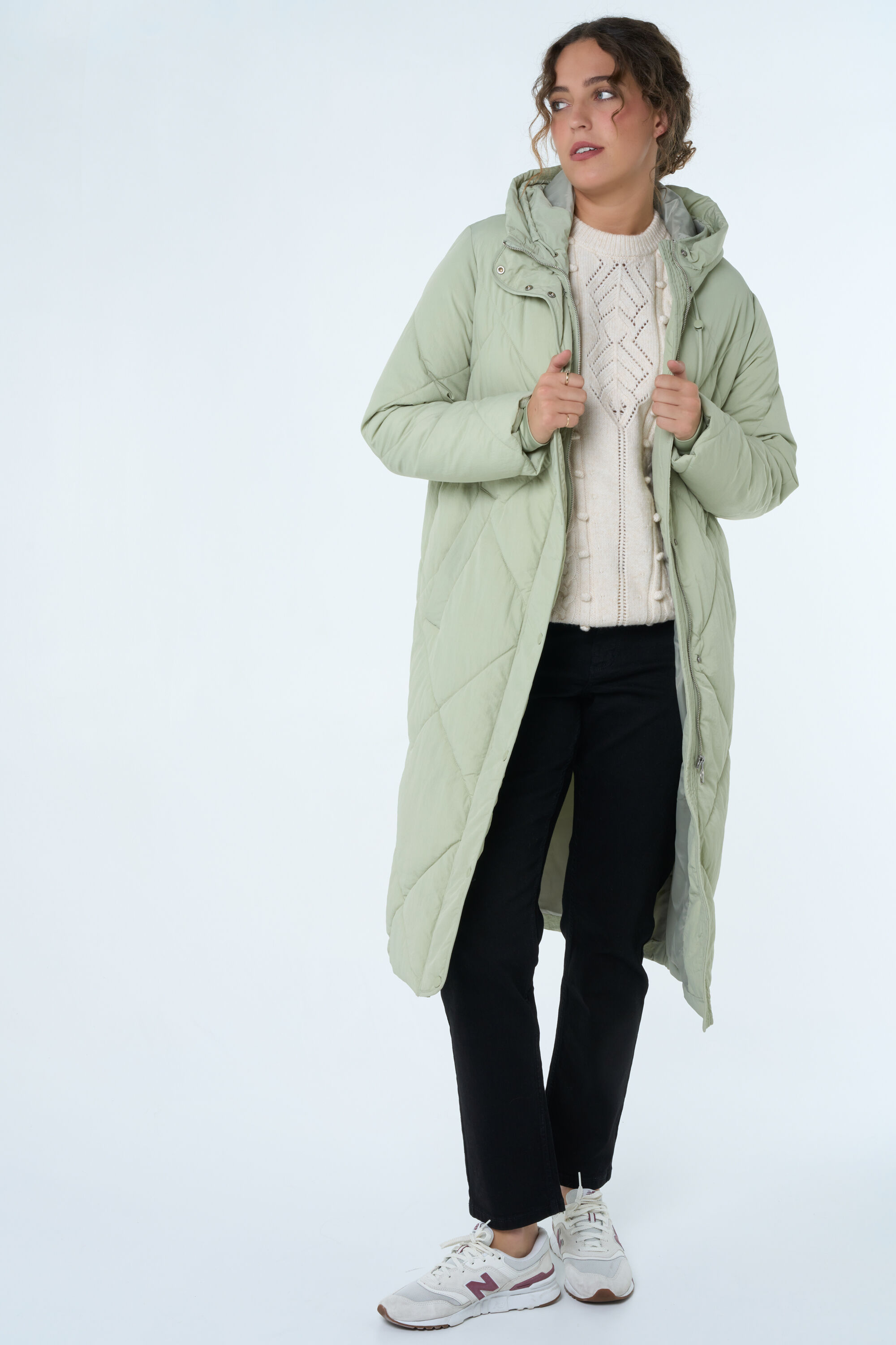 Chaqueta acolchada larga con capucha image number 6