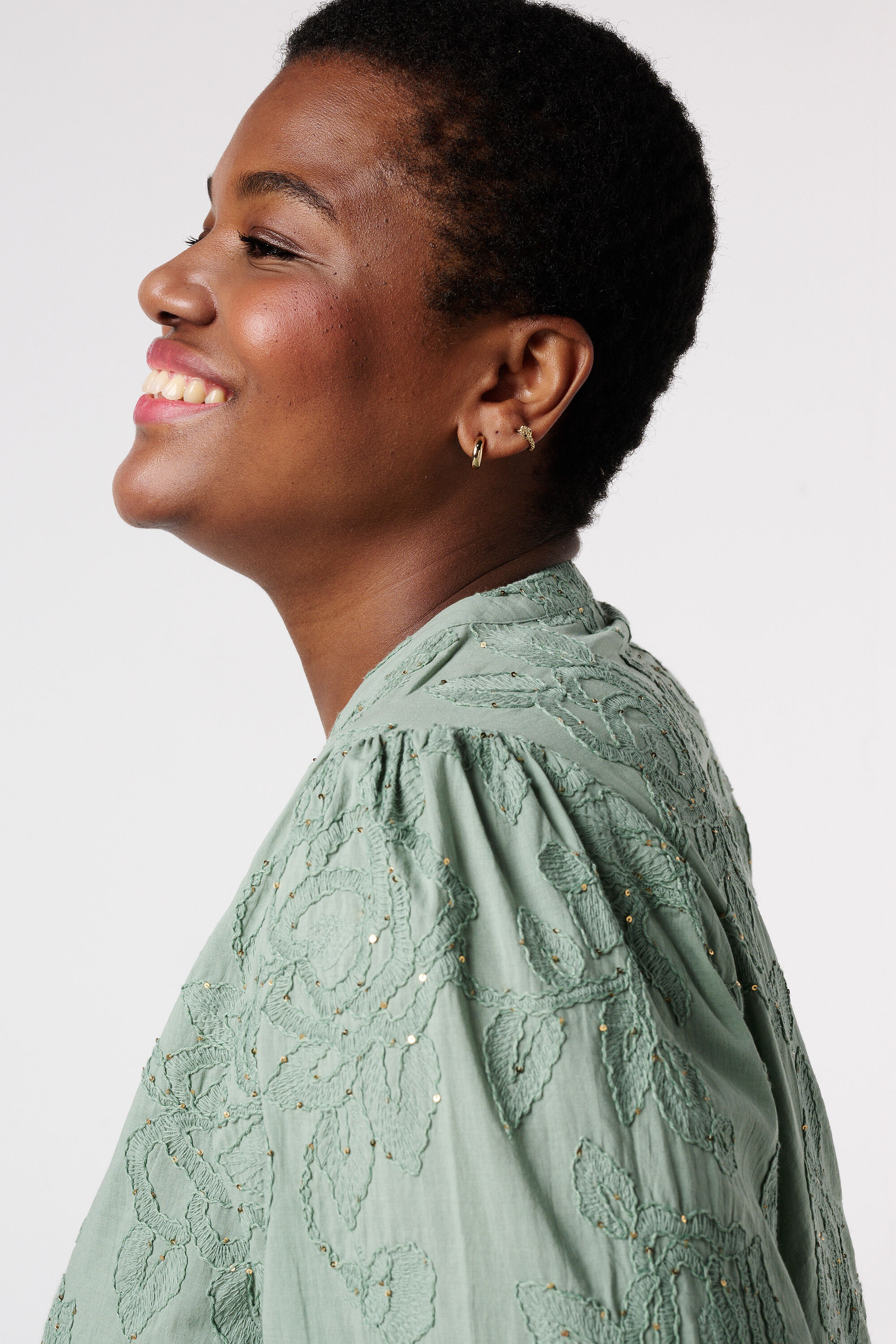 Blusa con bordados florales image number 4