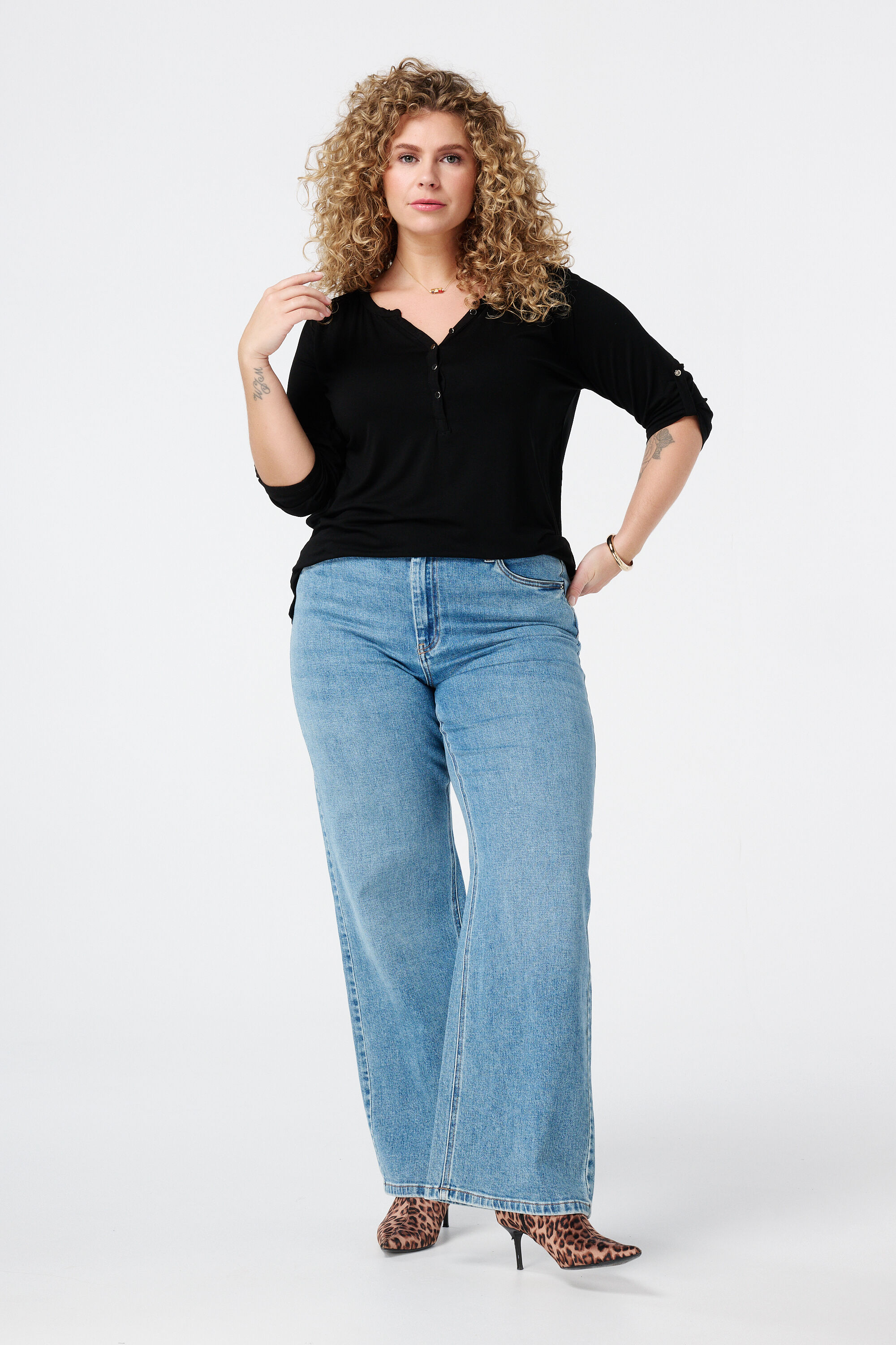 Top con cuello en V y botones image number 5