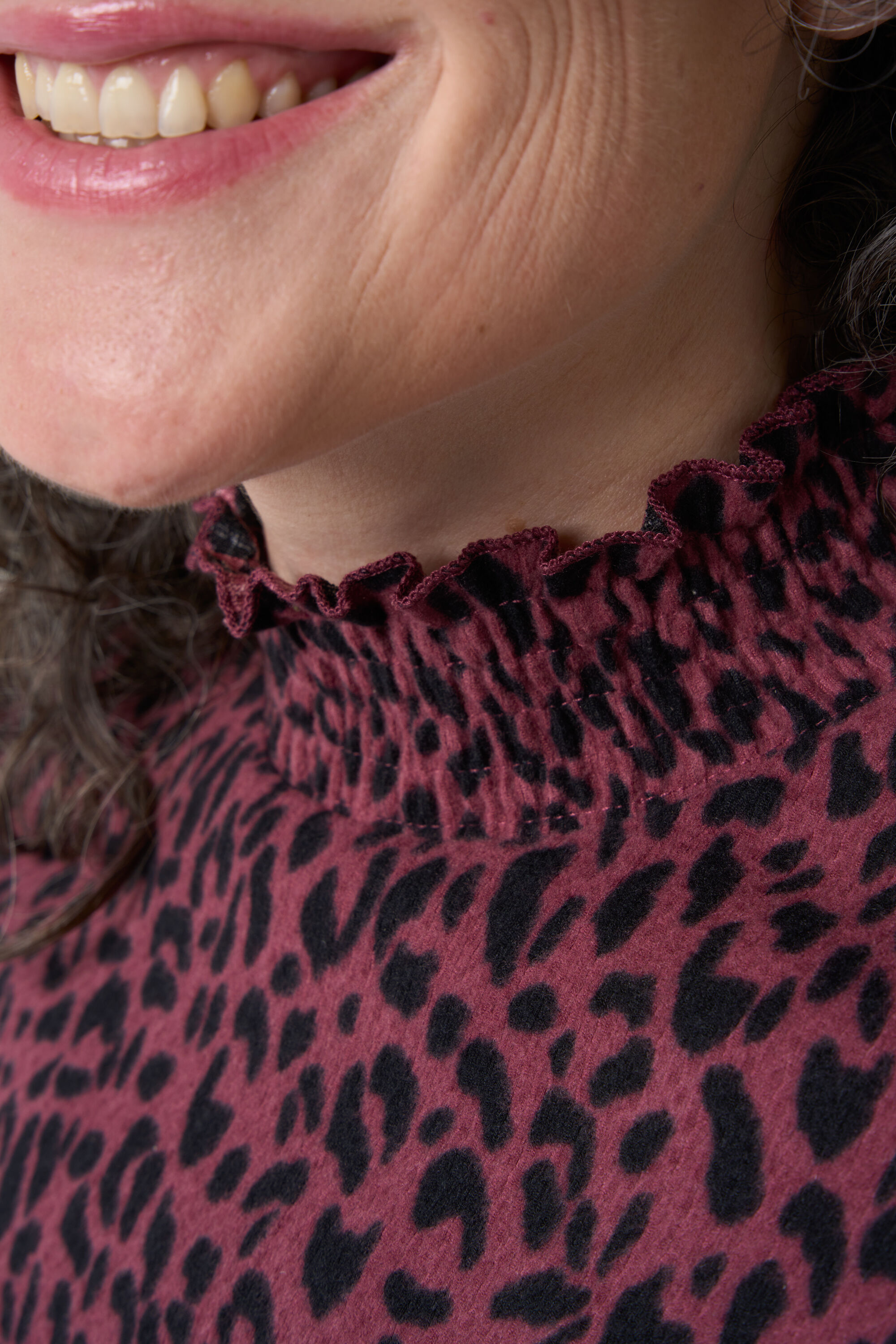 Top con estampado de pantera image number 5