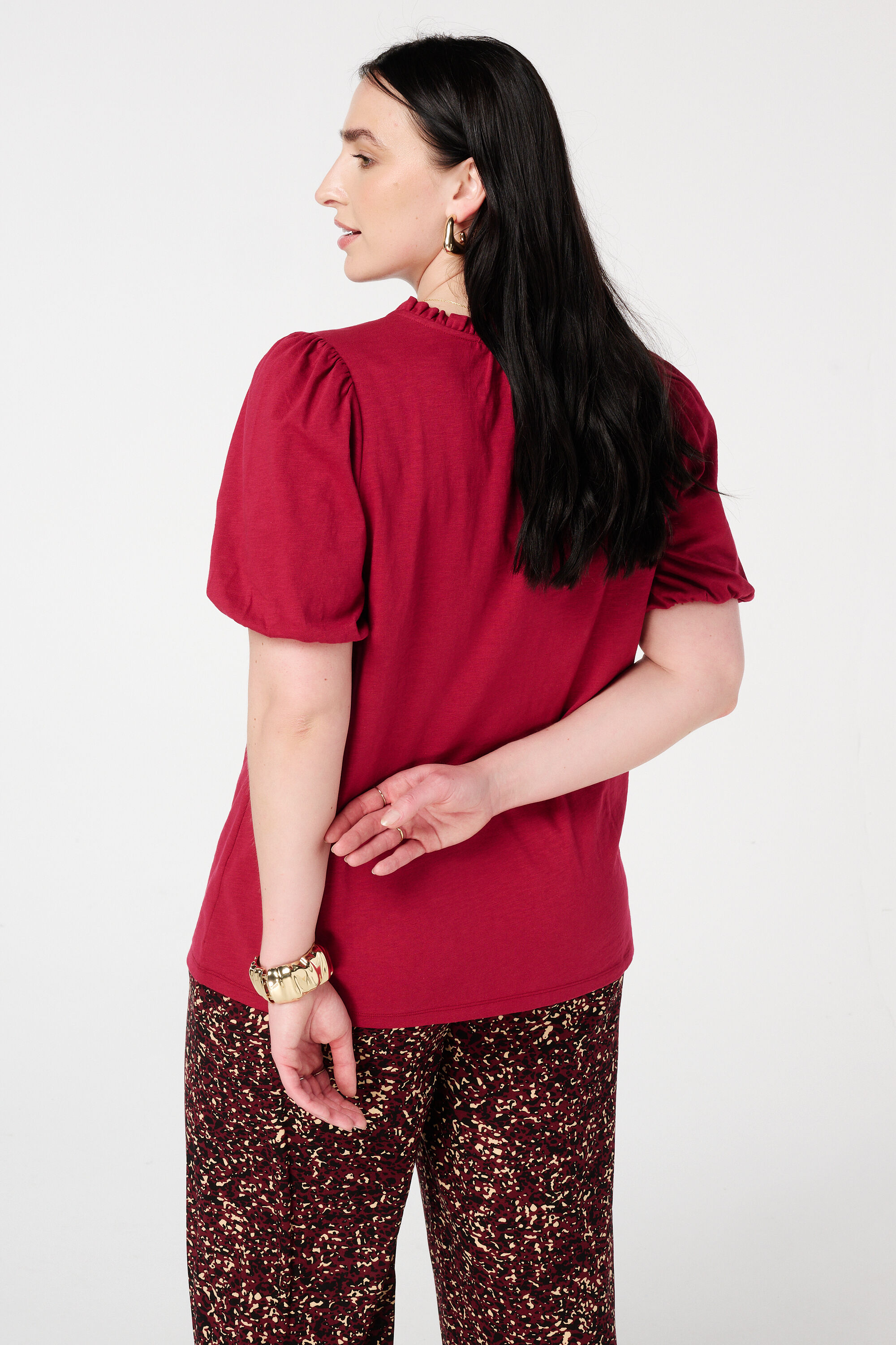 Top con escote en V y volantes image number 3