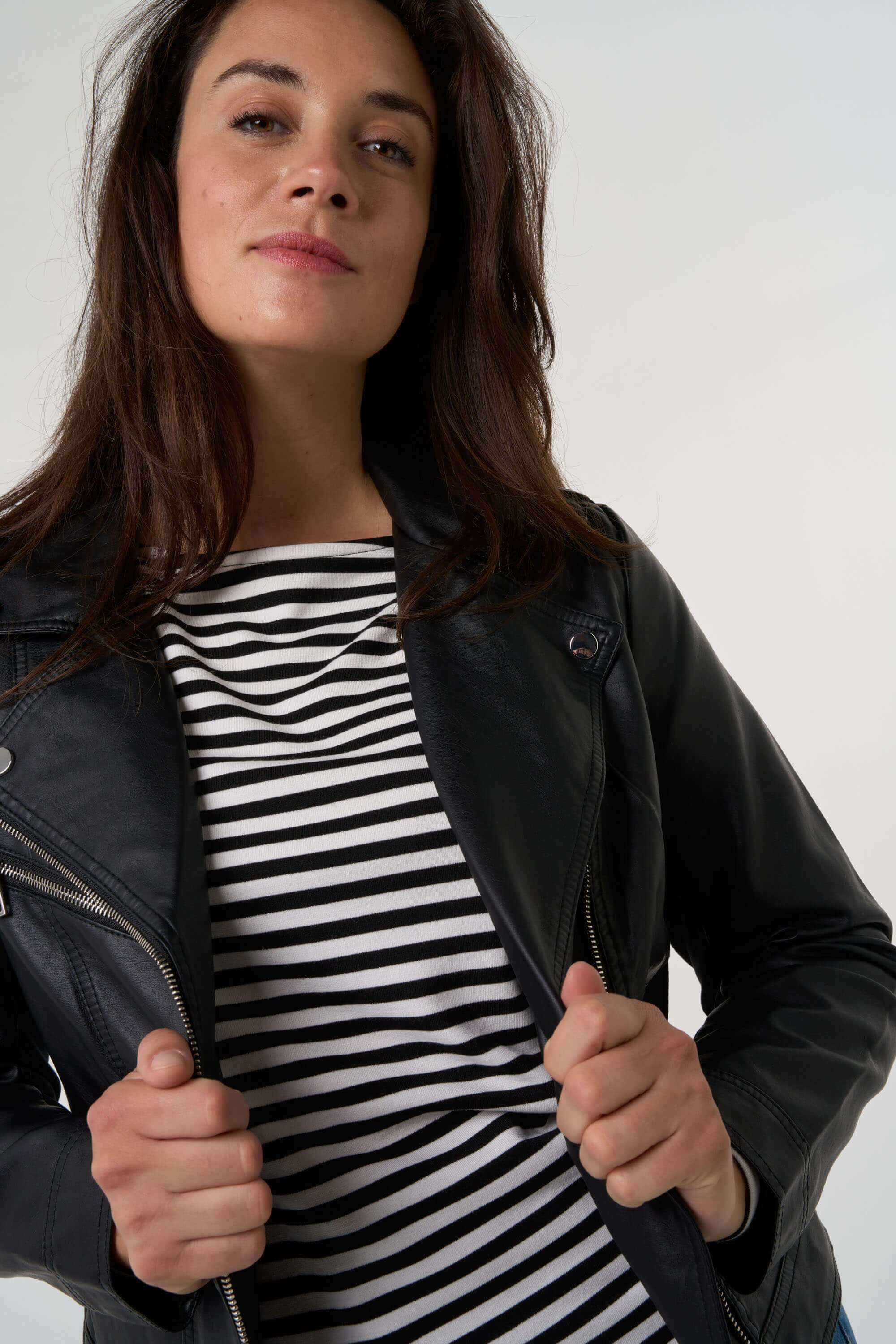 Cazadora con aspecto de cuero y detalles plateados. image number 4