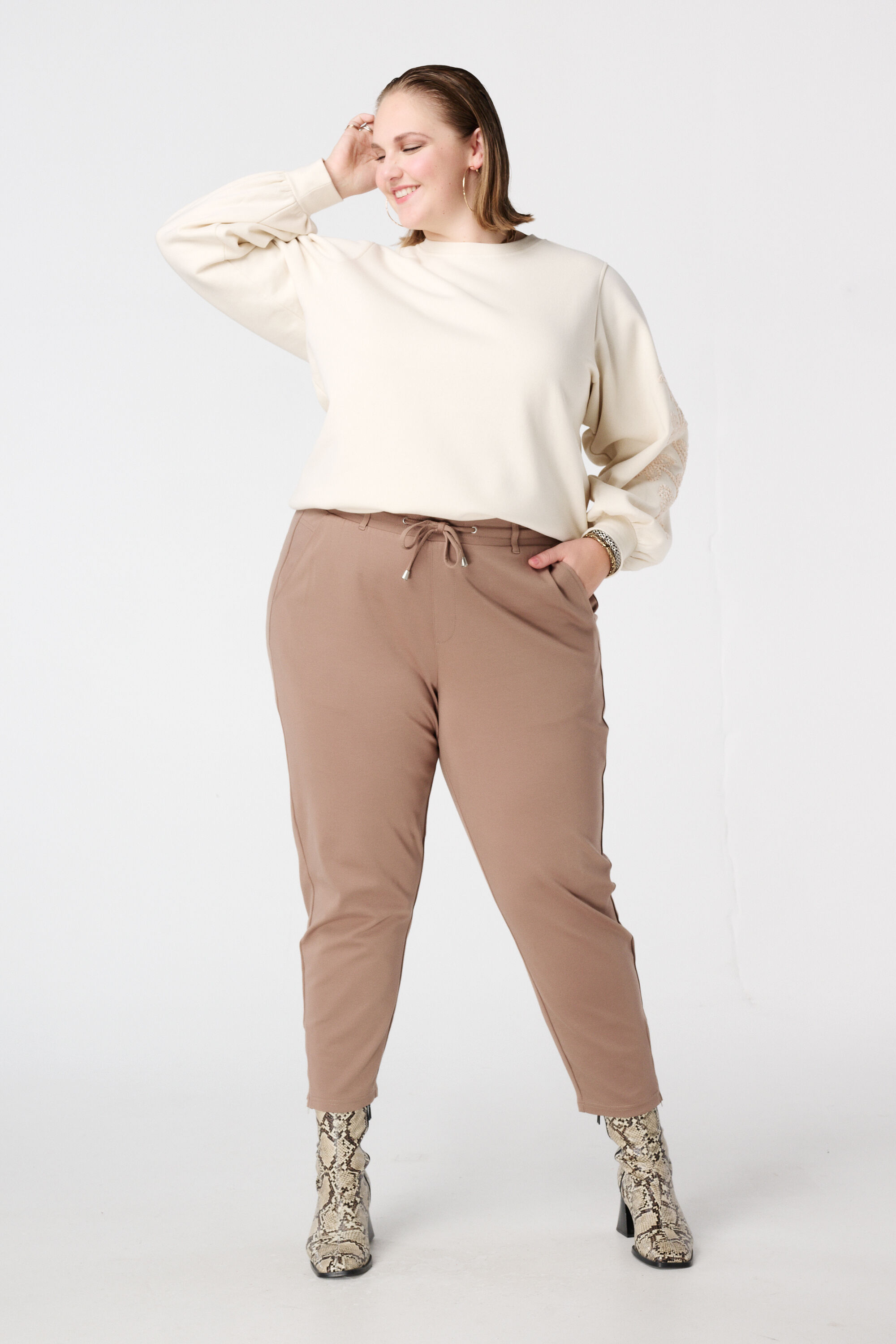 Jersey con bordados suaves en las mangas image number 5