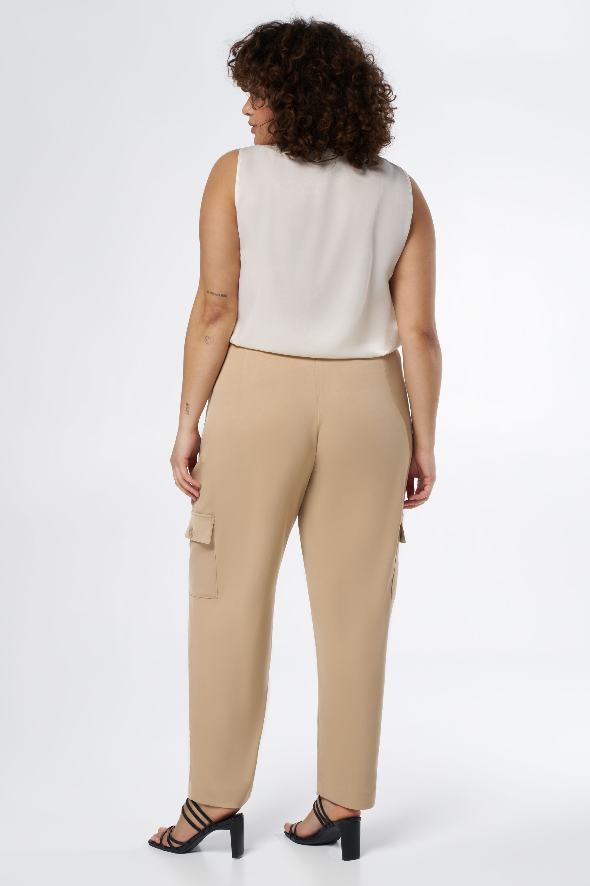 Pantalones holgados con bolsillos image number 3