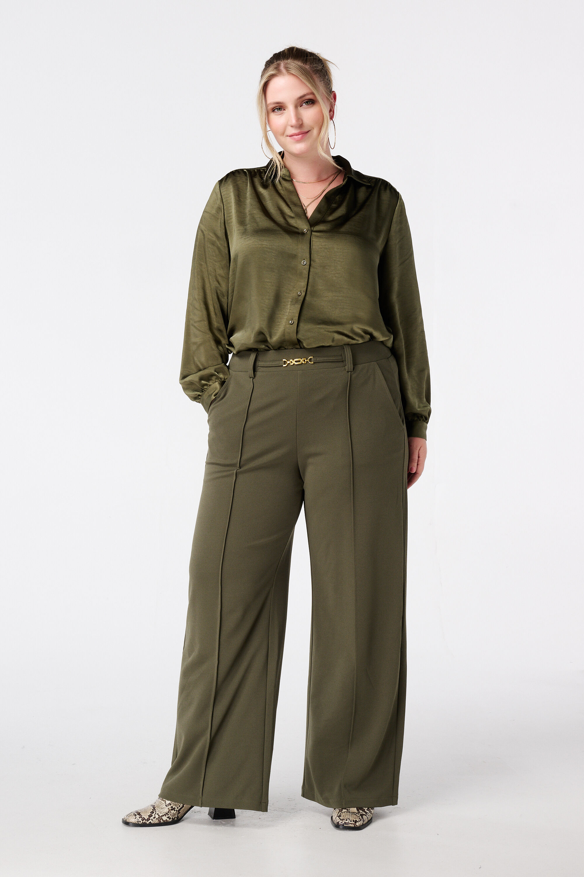 Blusa con aspecto satinado image number 5