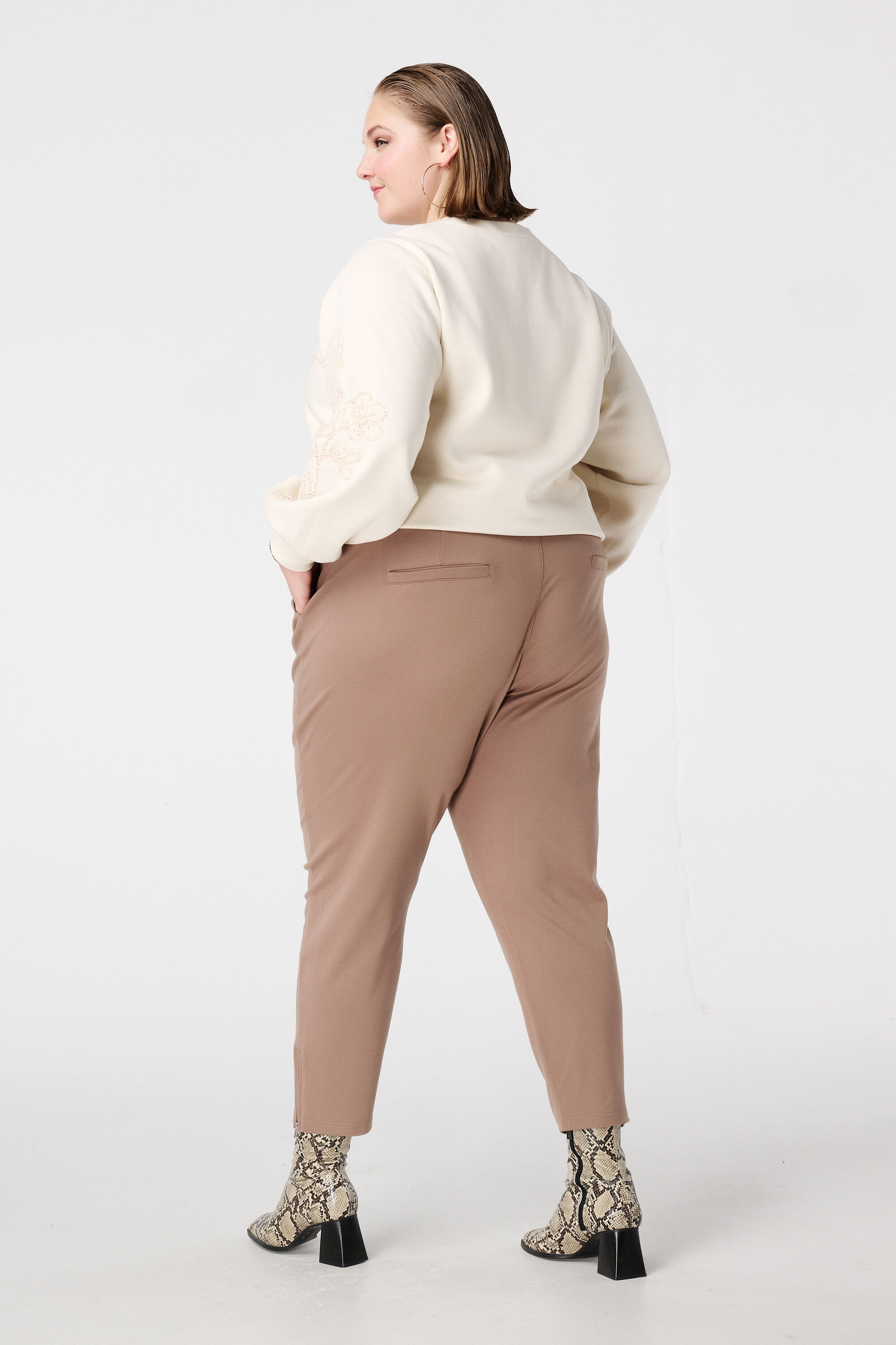 Pantal&oacute;n con cintura el&aacute;stica image number 3