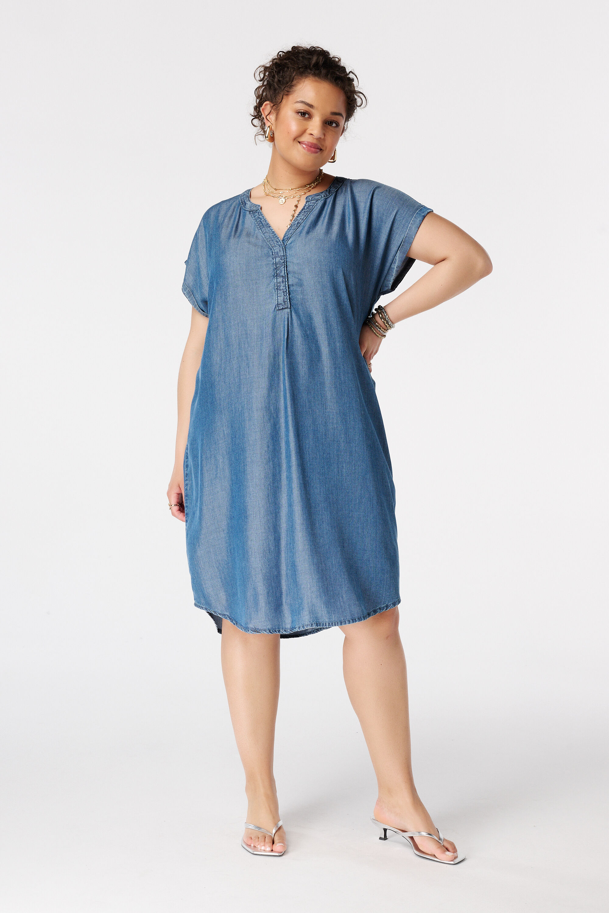 Vestido vaquero con escote en V