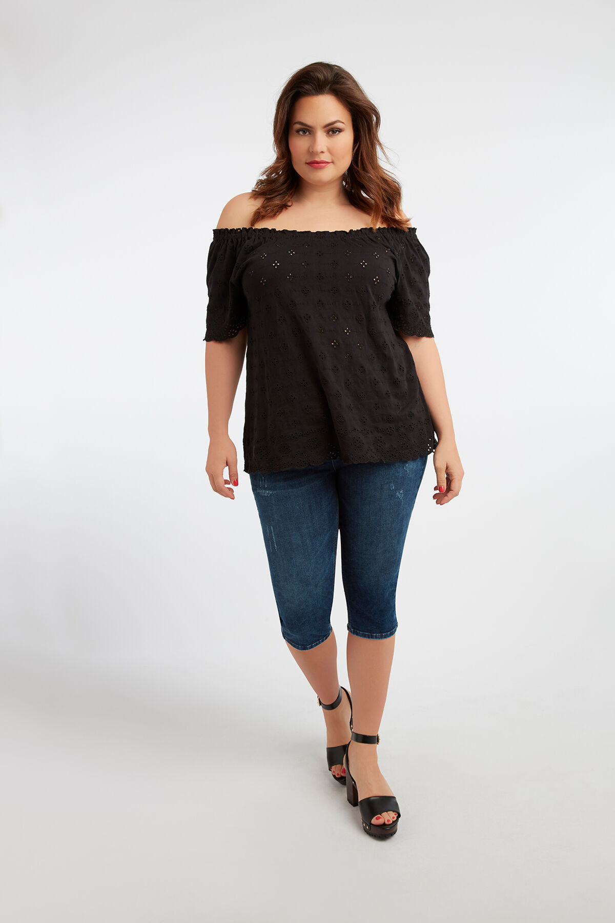 Top de broderie con los hombros descubiertos image number 7