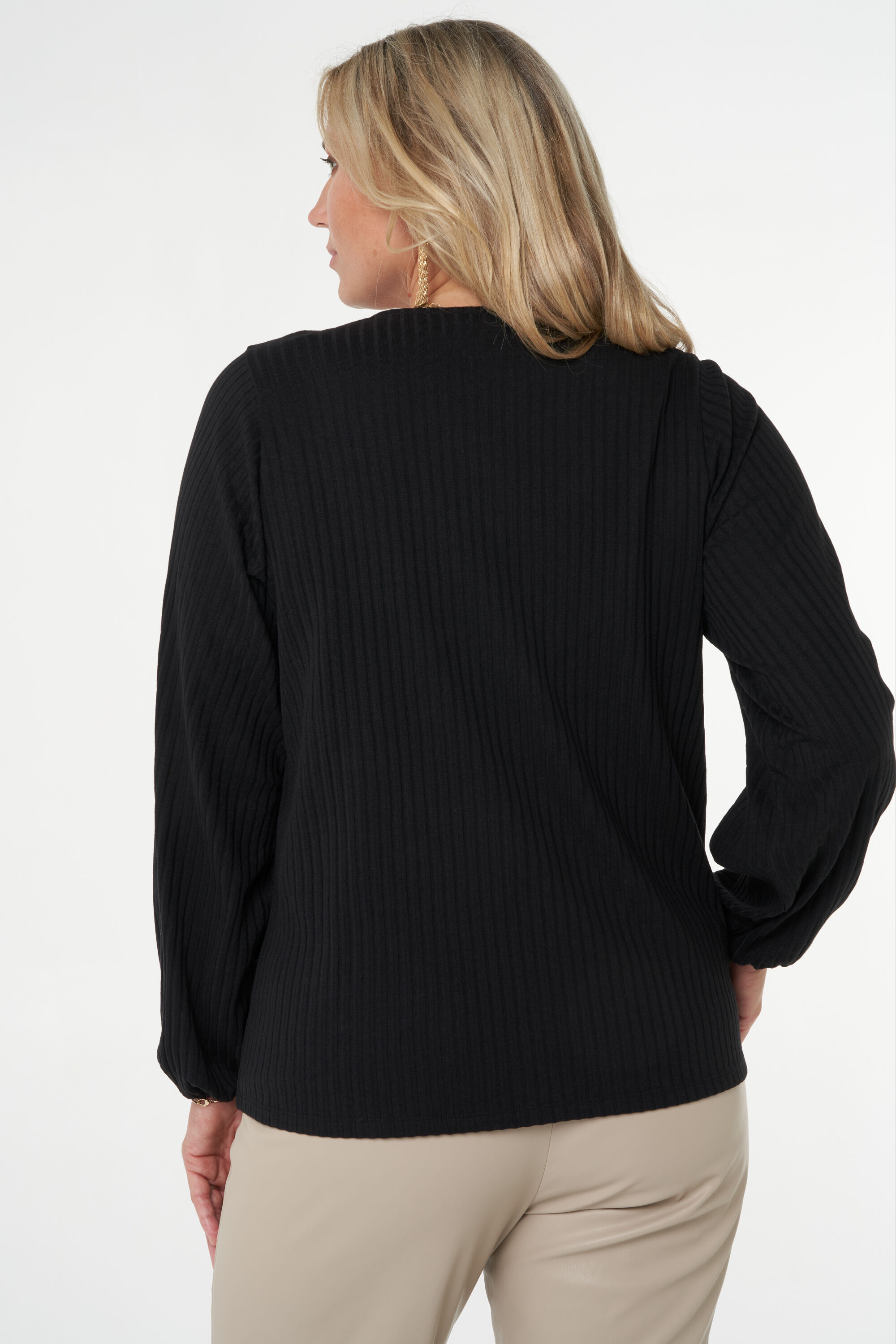 Top con detalles de encaje image number 4