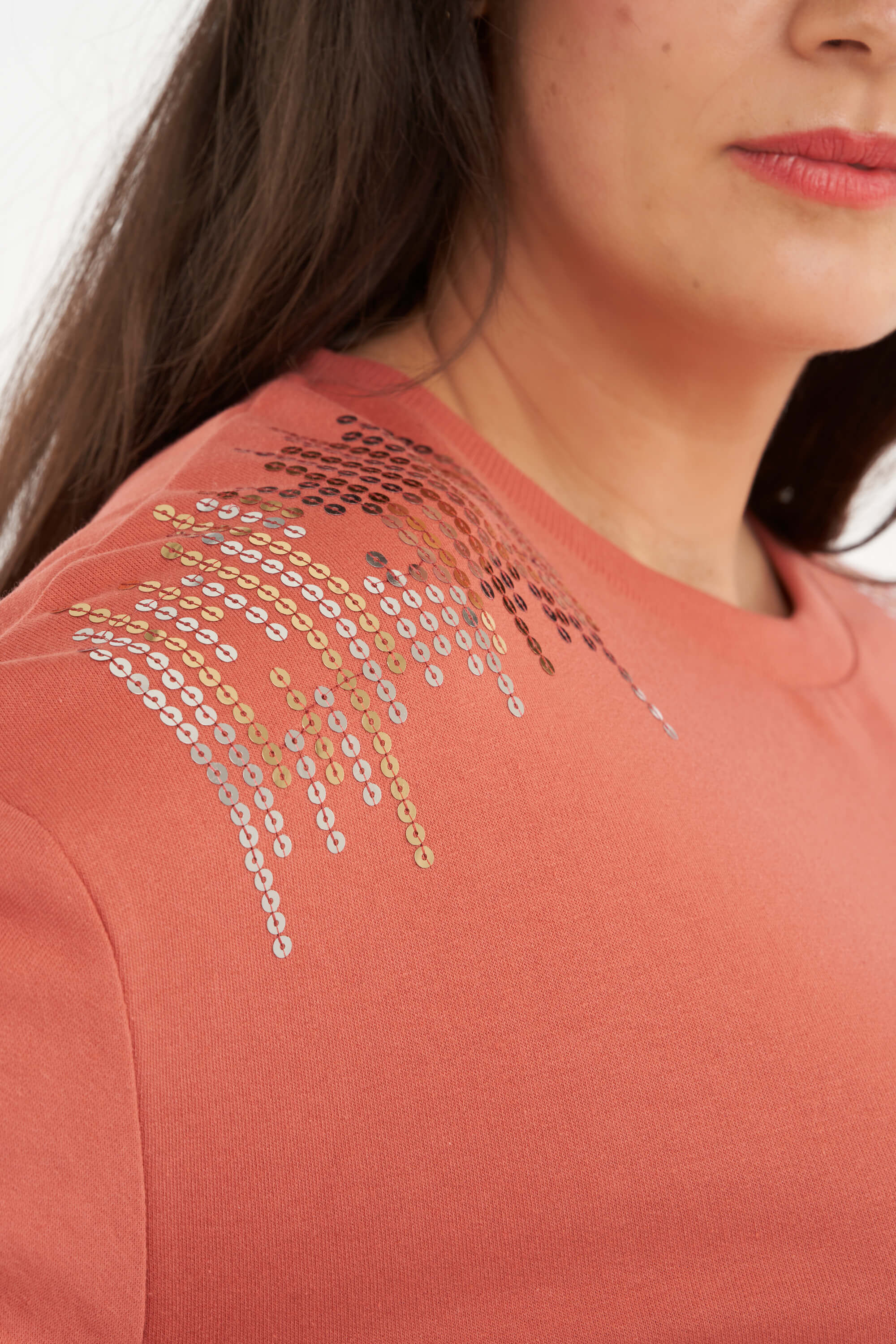 Su&eacute;ter con tachuelas image number 4