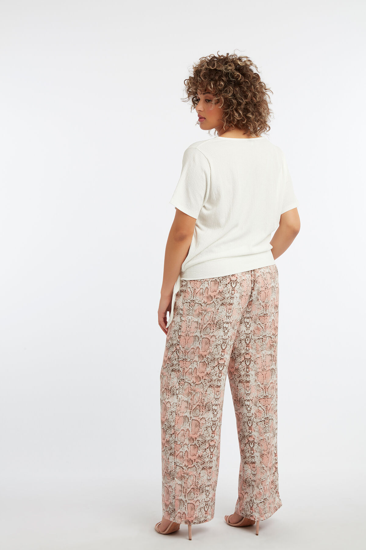 Top cruzado con hebilla image number 5