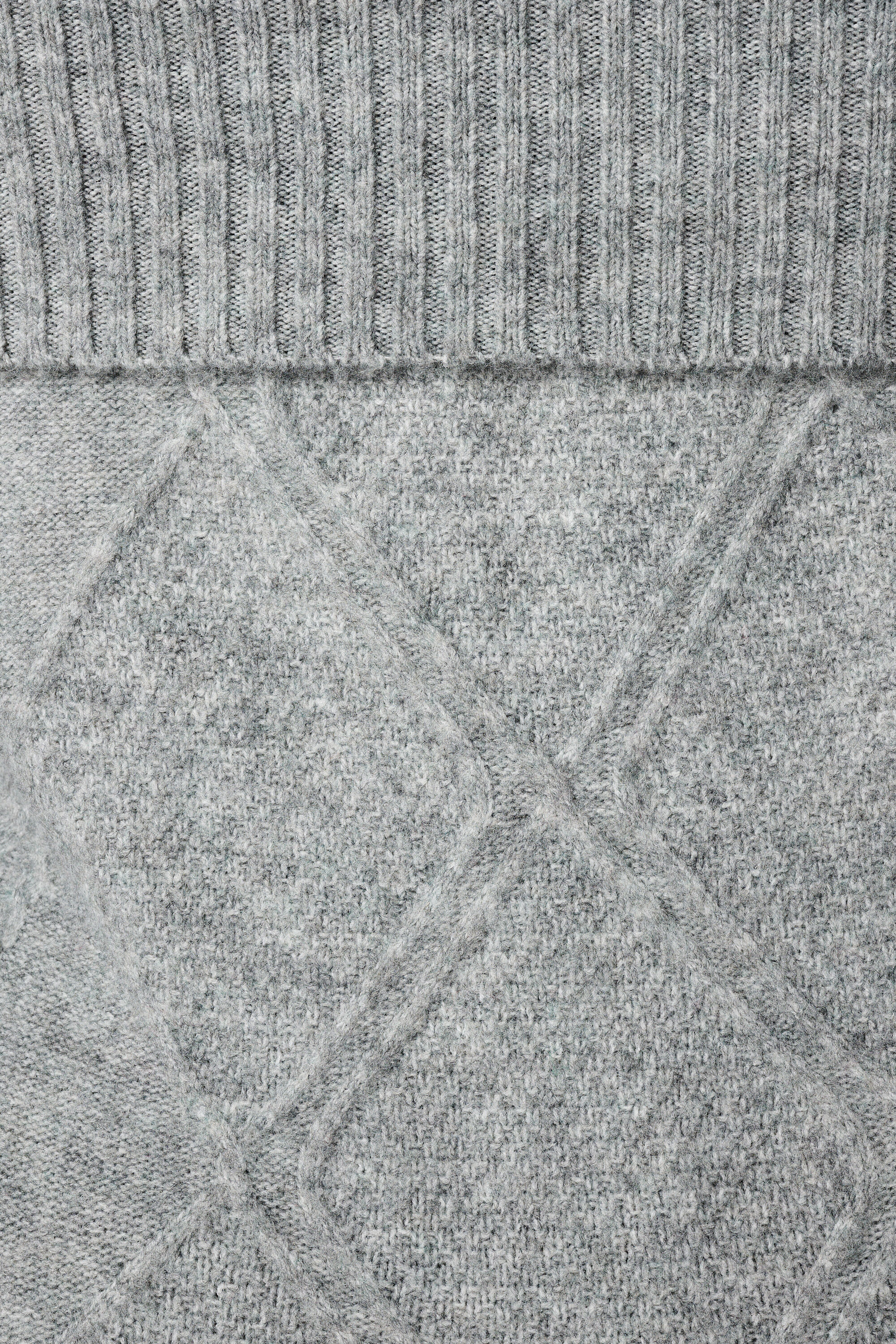 Su&eacute;ter con hombros descubiertos y patr&oacute;n de cable image number 6