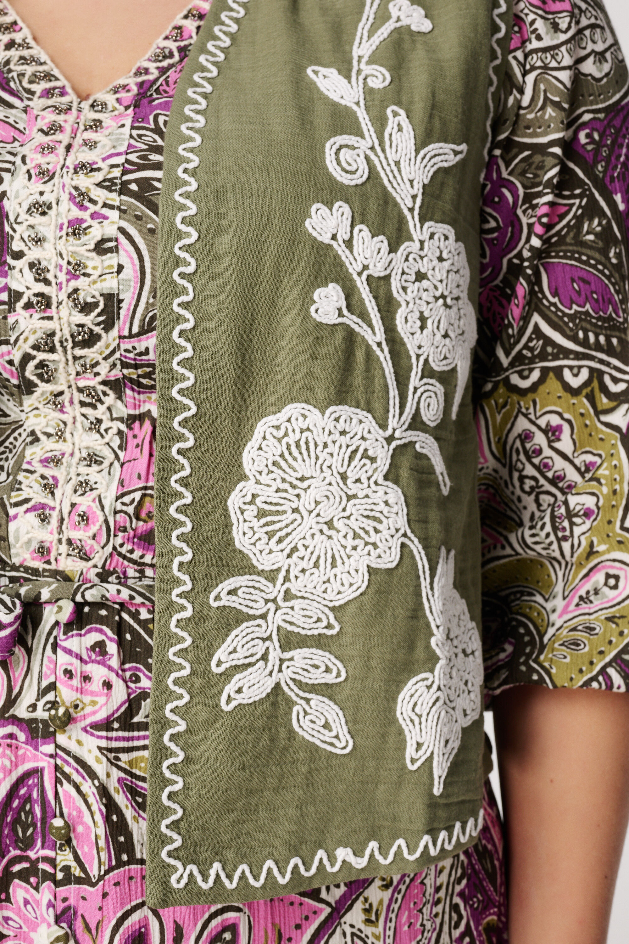 Chaleco con bordado  image number 4