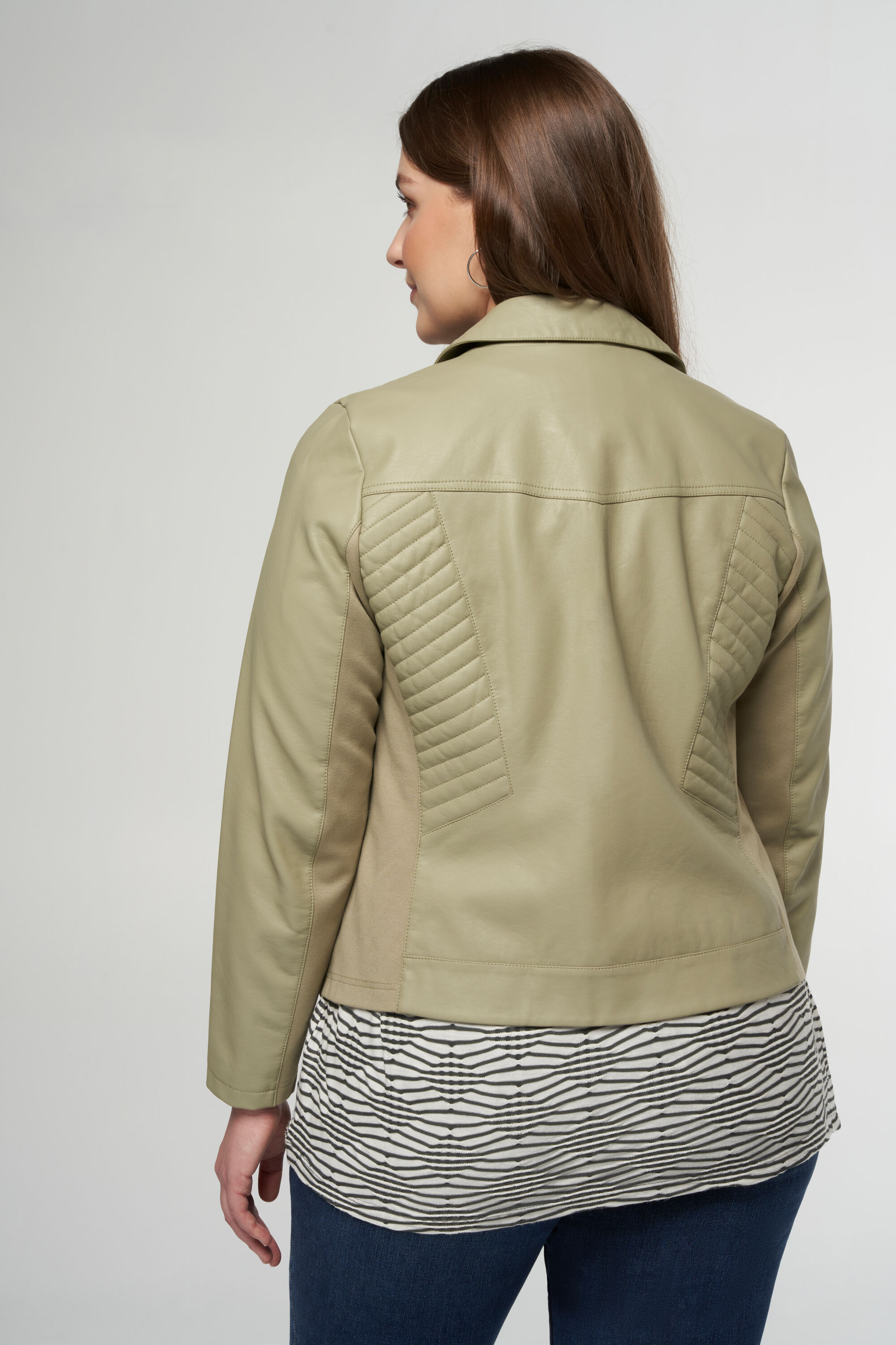 Cazadora con aspecto de cuero y detalles plateados. image number 3