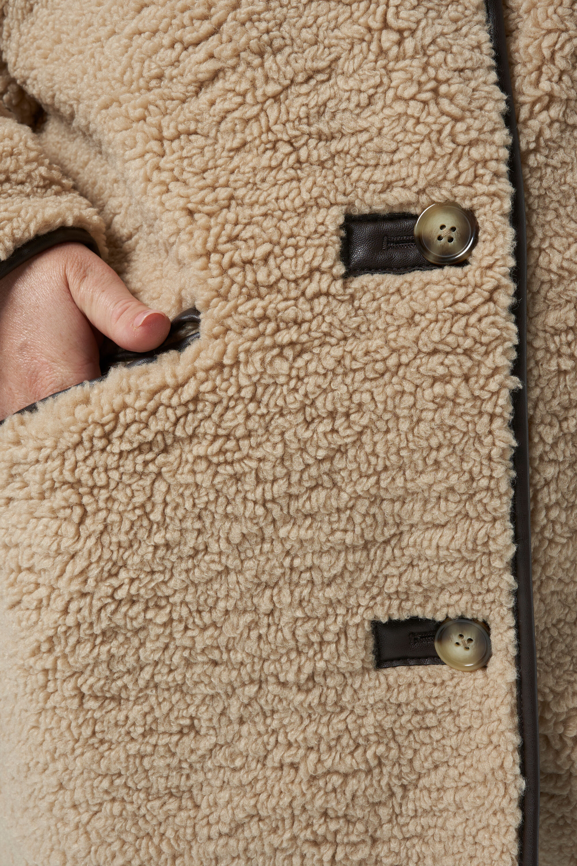 Chaqueta de peluche con detalles de piel image number 4