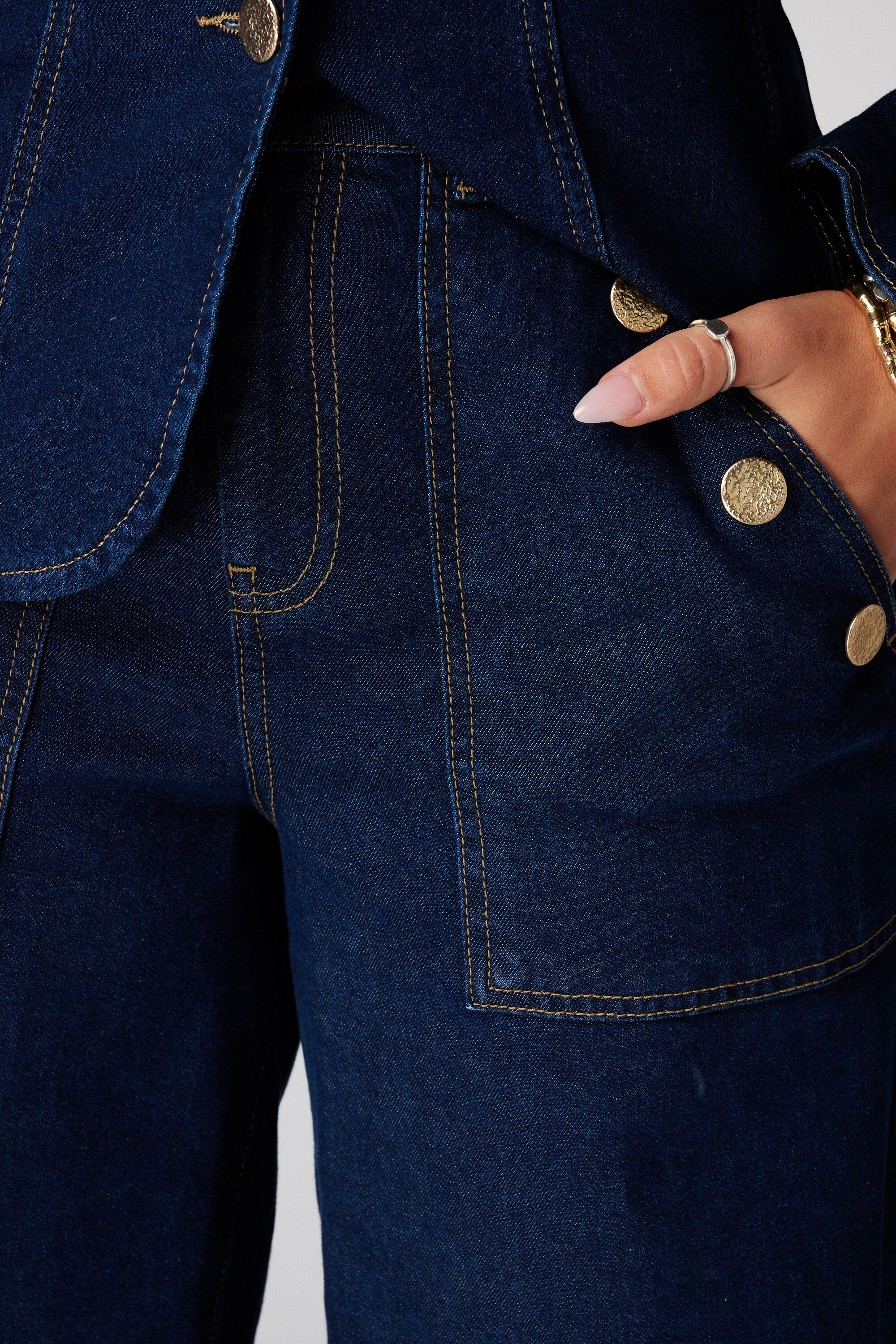 Vaqueros wide leg con botones decorativos image number 4