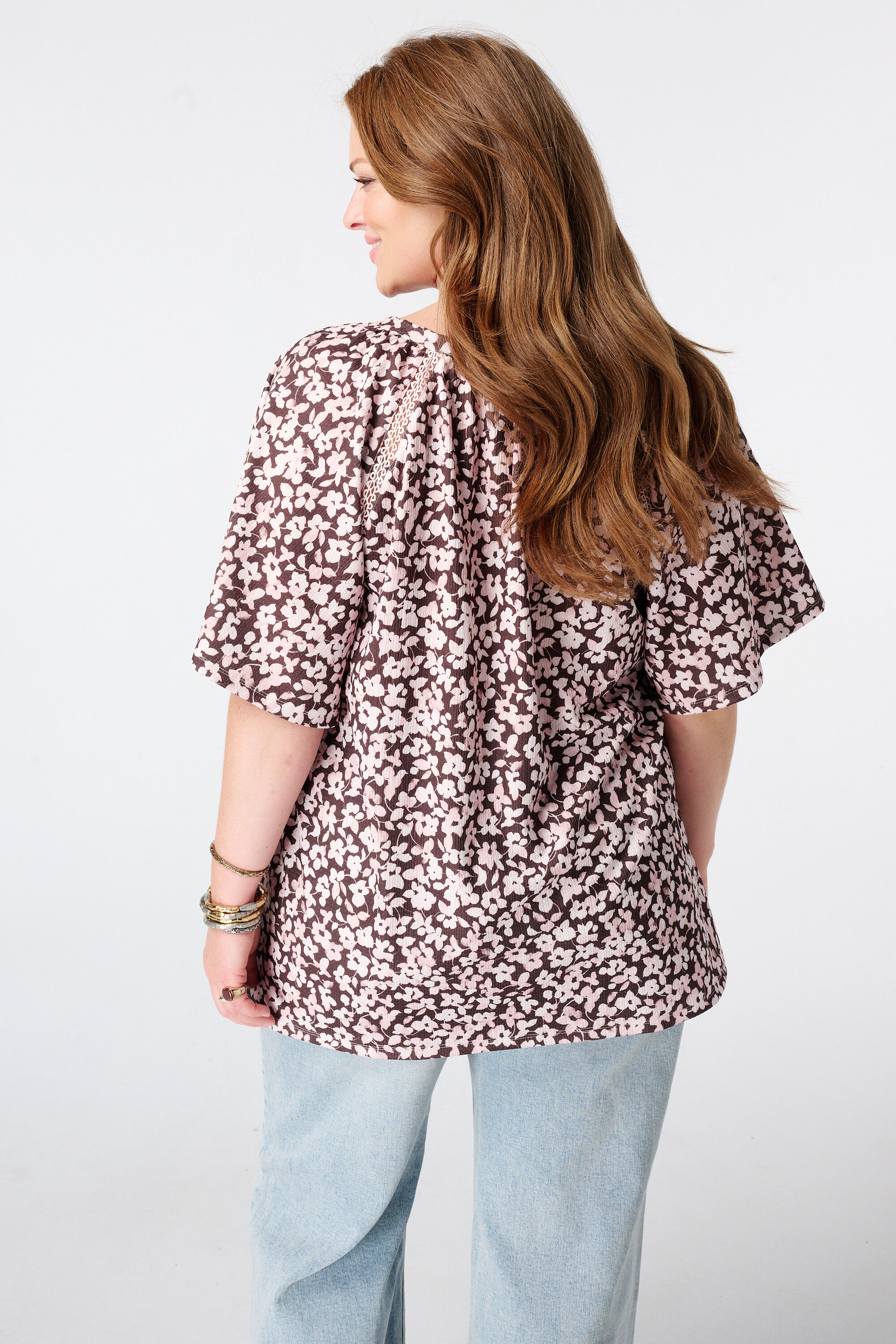 Top con estampado y escote en V image number 1