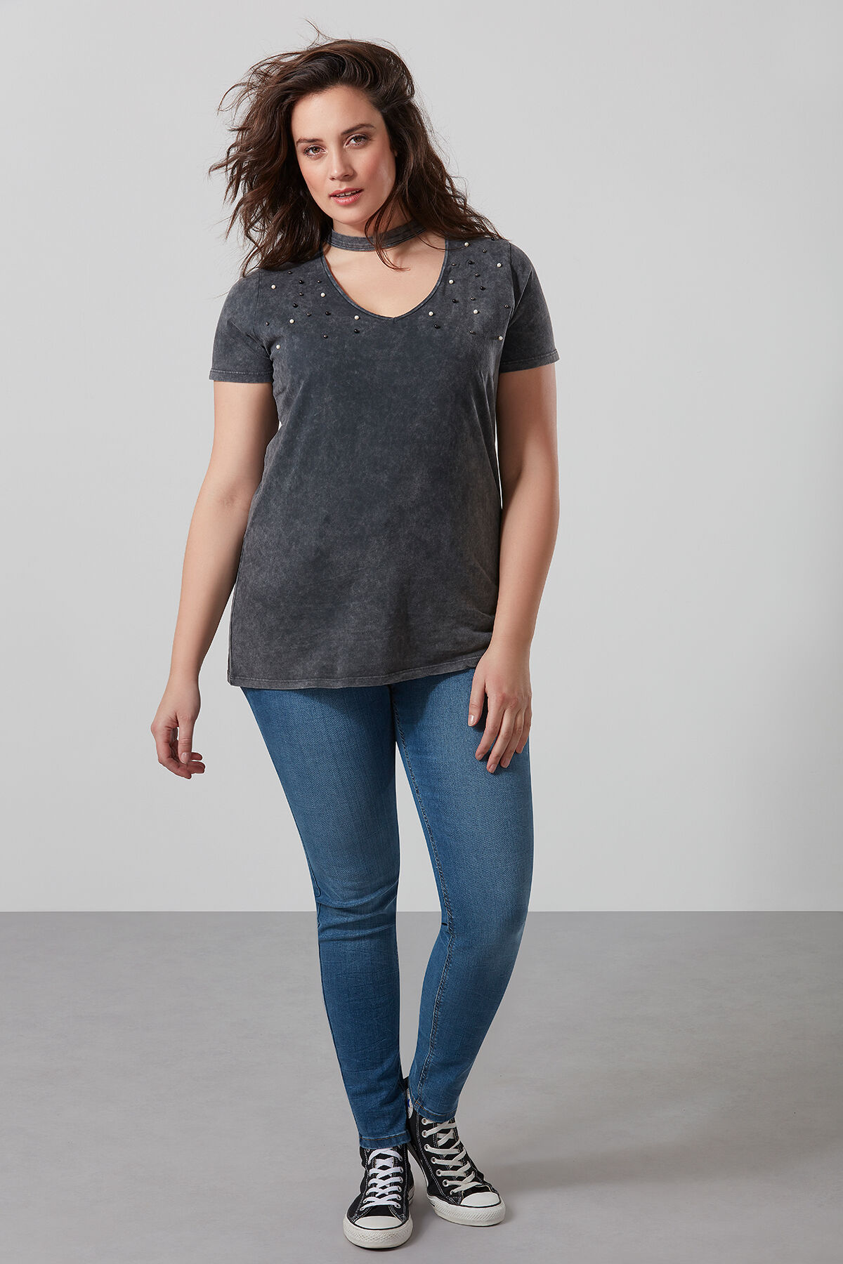 Camiseta lavada a la piedra y con detalle tipo gargantilla image number 3