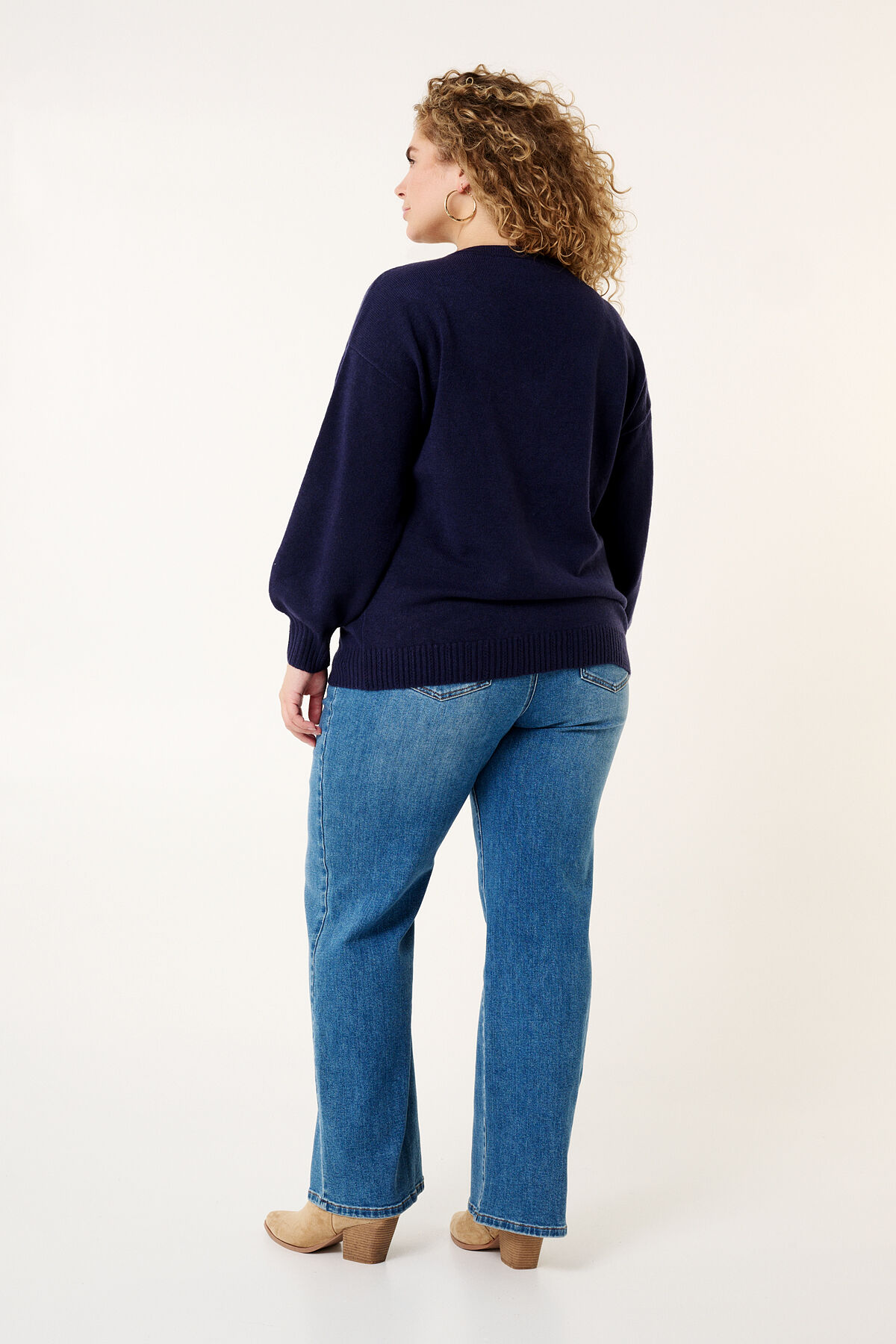 Su&eacute;ter de punto fino con cuello en V image number 3