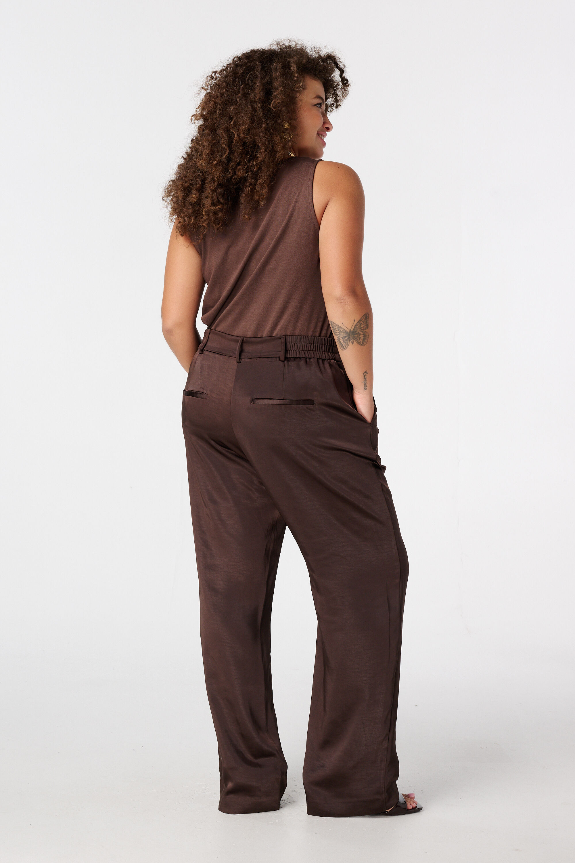 Pantalones de sat&eacute;n con cierre de botones dorados image number 3