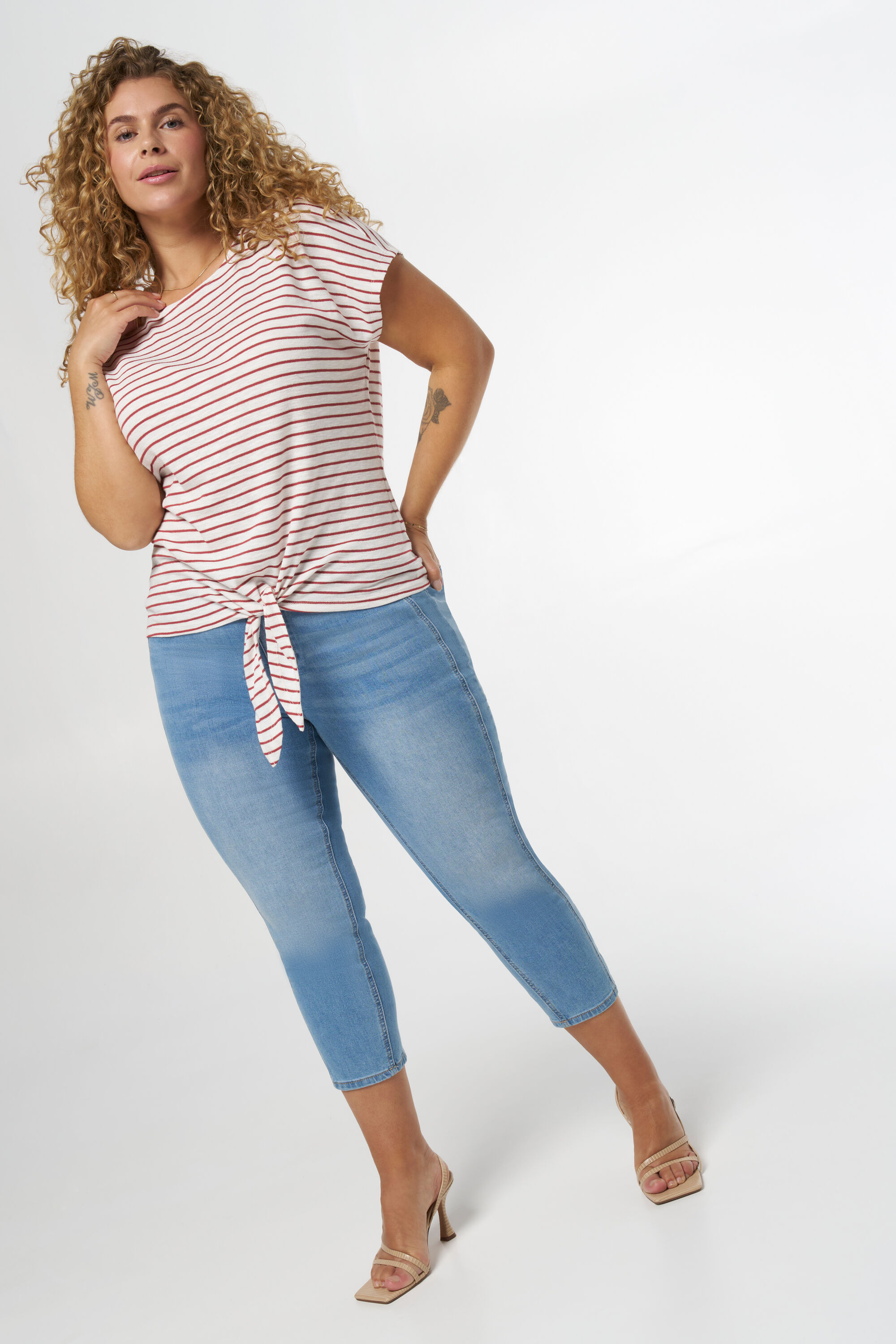 Top con botones como detalle image number 5