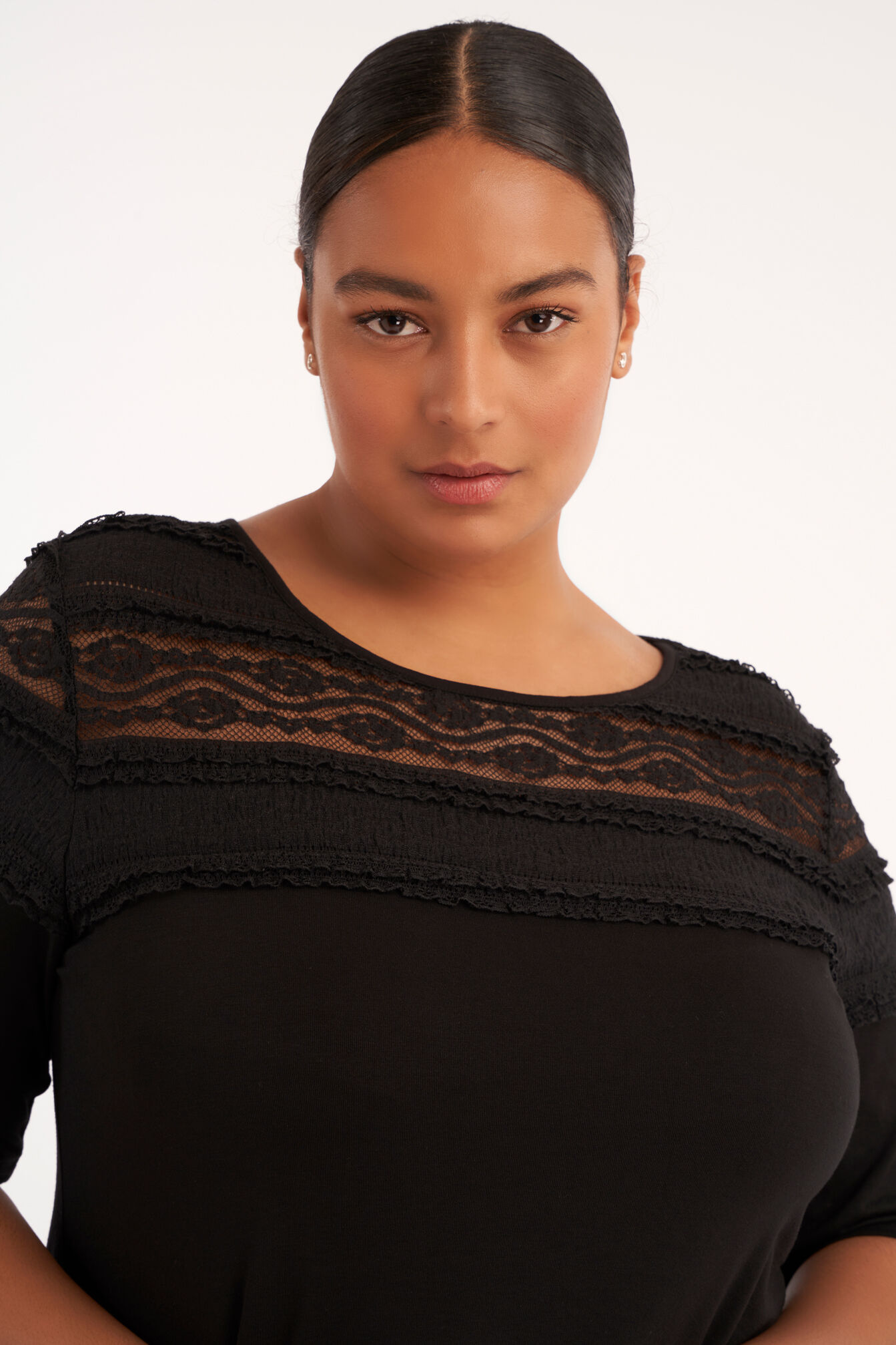 Top con corte en A y encaje  image number 4