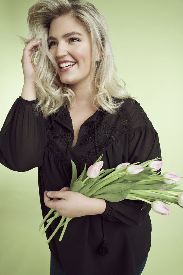 Blusa con detalles de encaje  image number 0