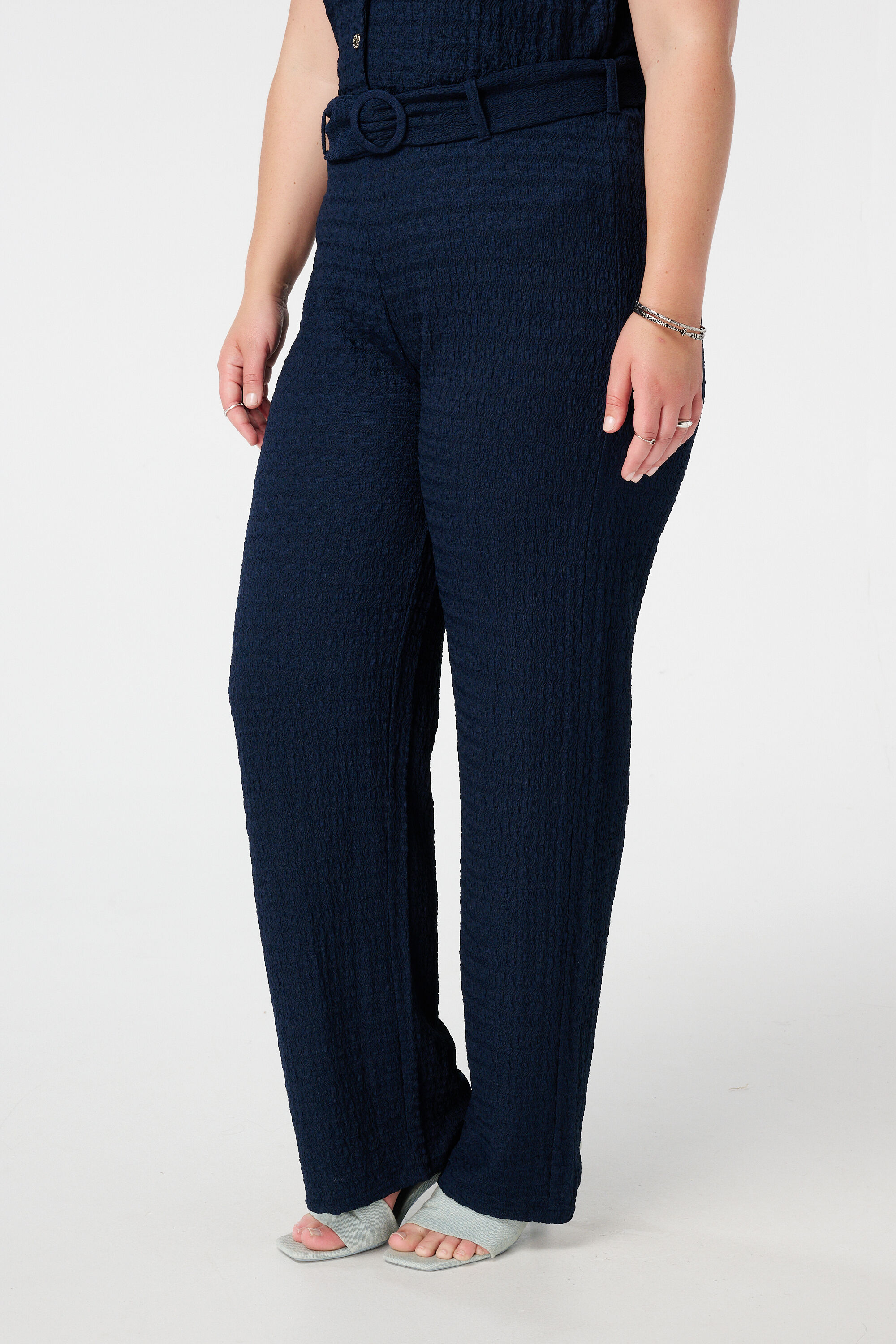 Pantal&oacute;n texturizado con cintur&oacute;n image number 5