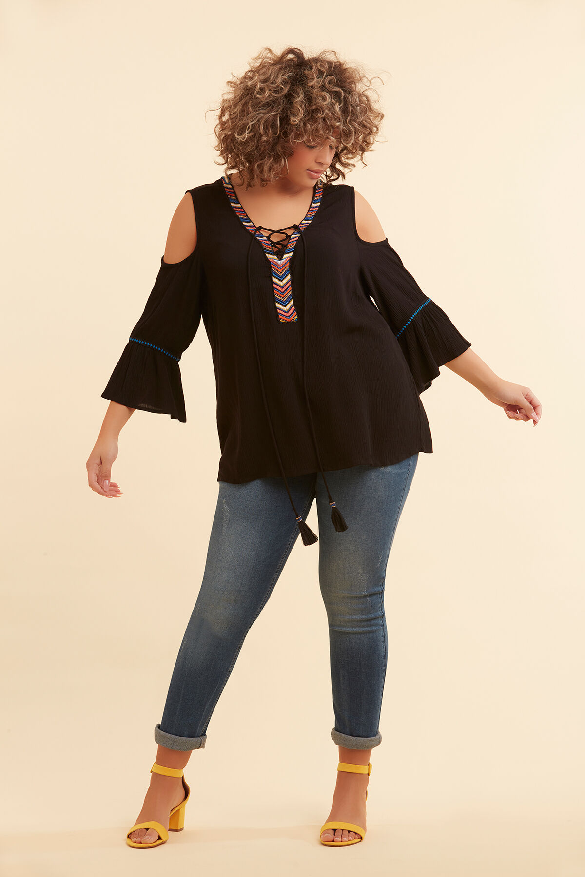 Blusa con hombros descubiertos image number 5