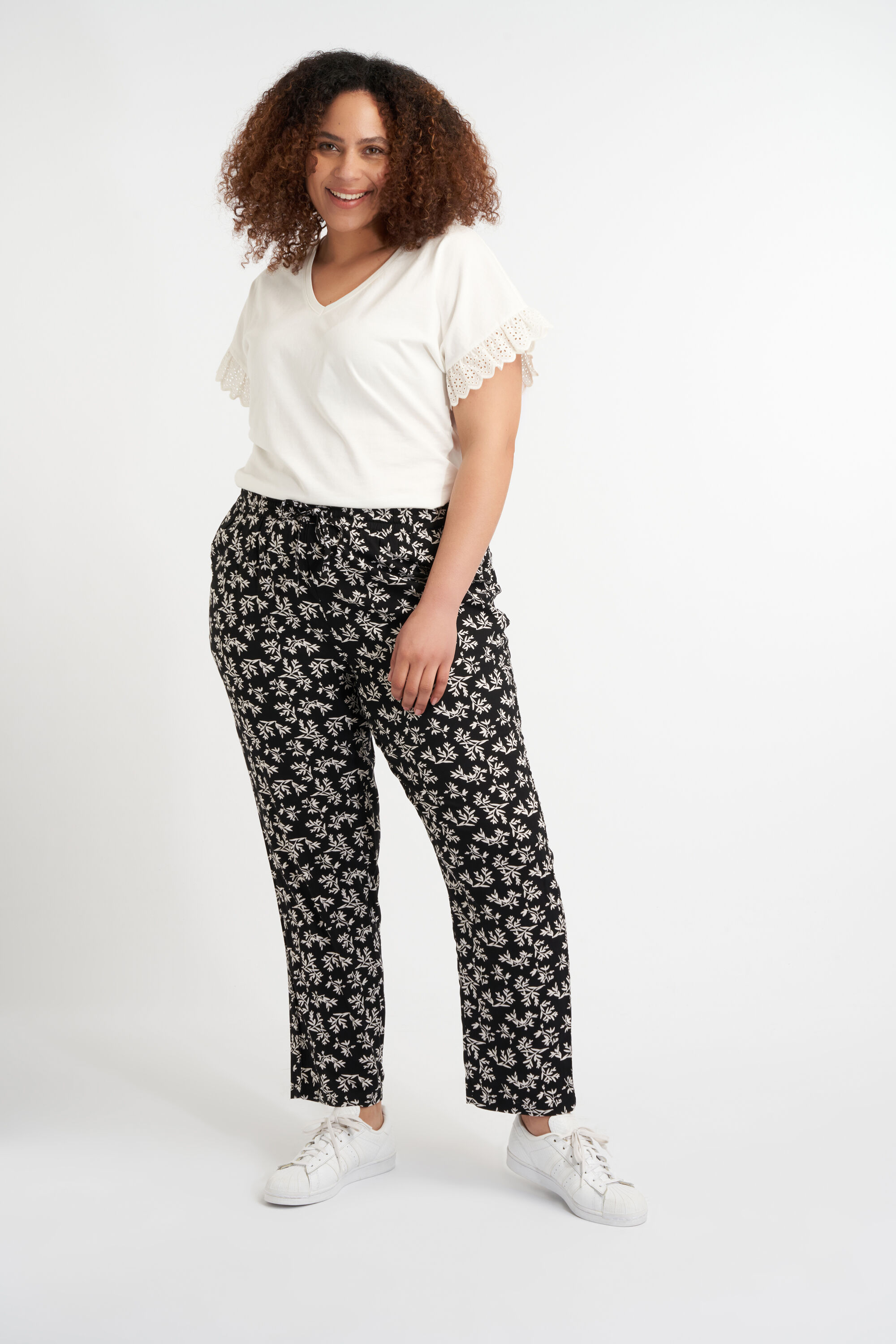 Pantalones holgados  image number 5