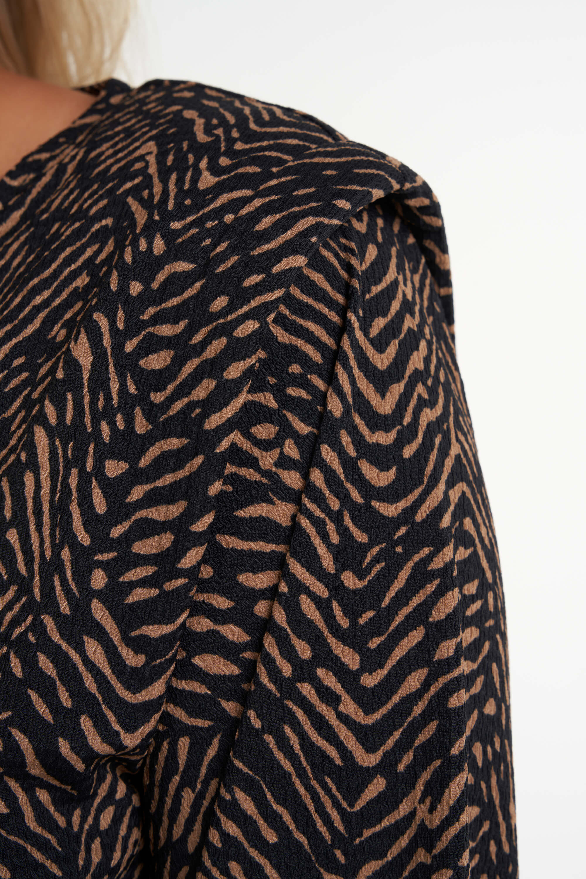 Vestido con hombreras image number 4