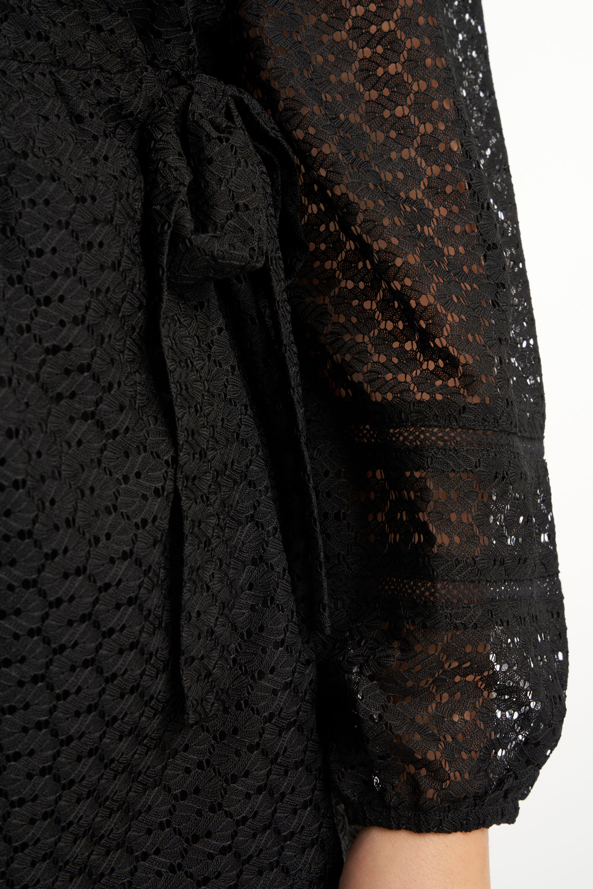 Top cruzado con encaje image number 4