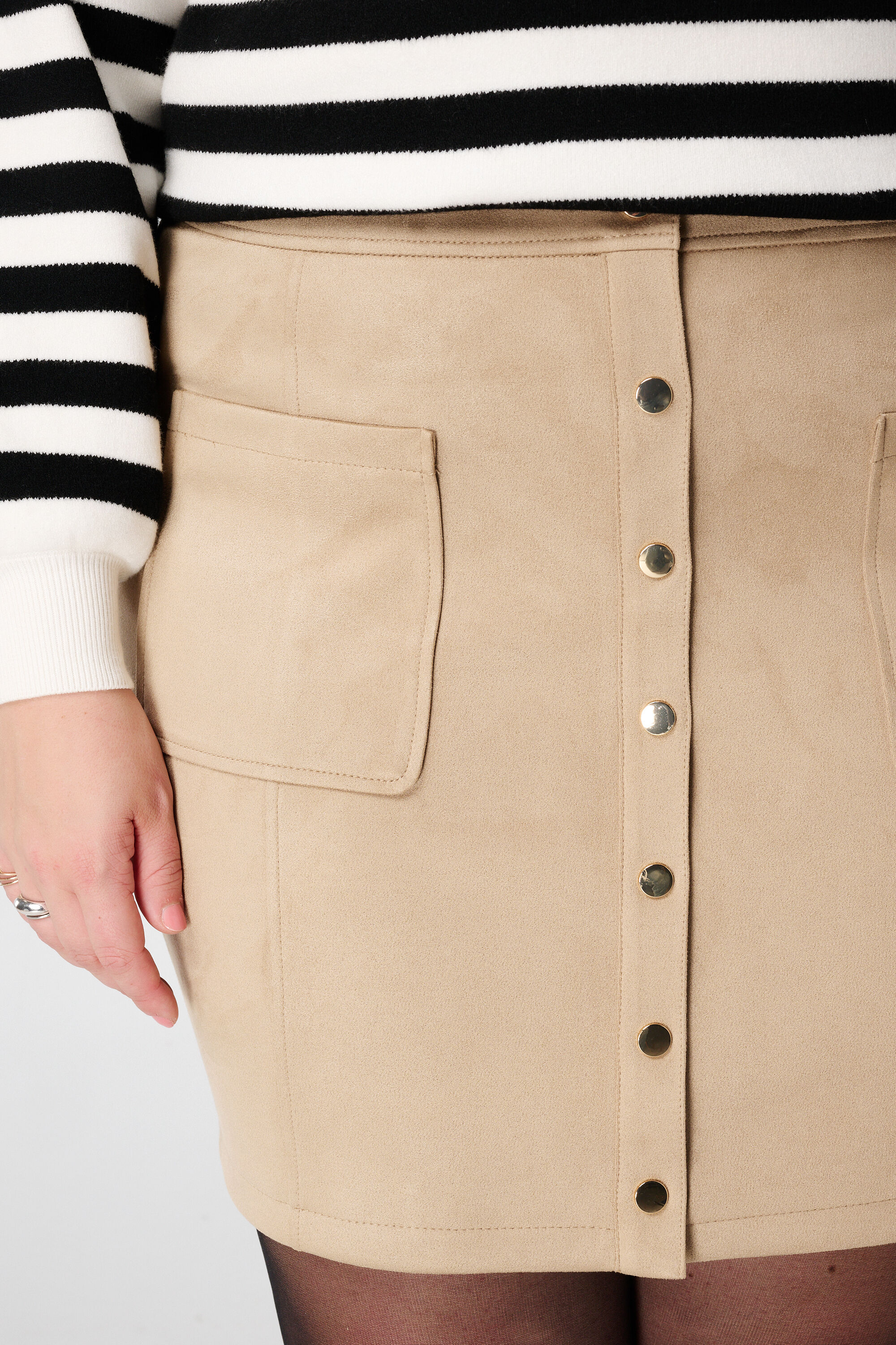 Falda de antelina con botones image number 4