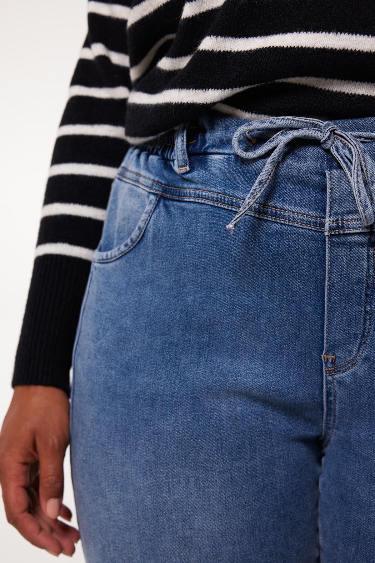 Pantalones jogger de denim image number 4