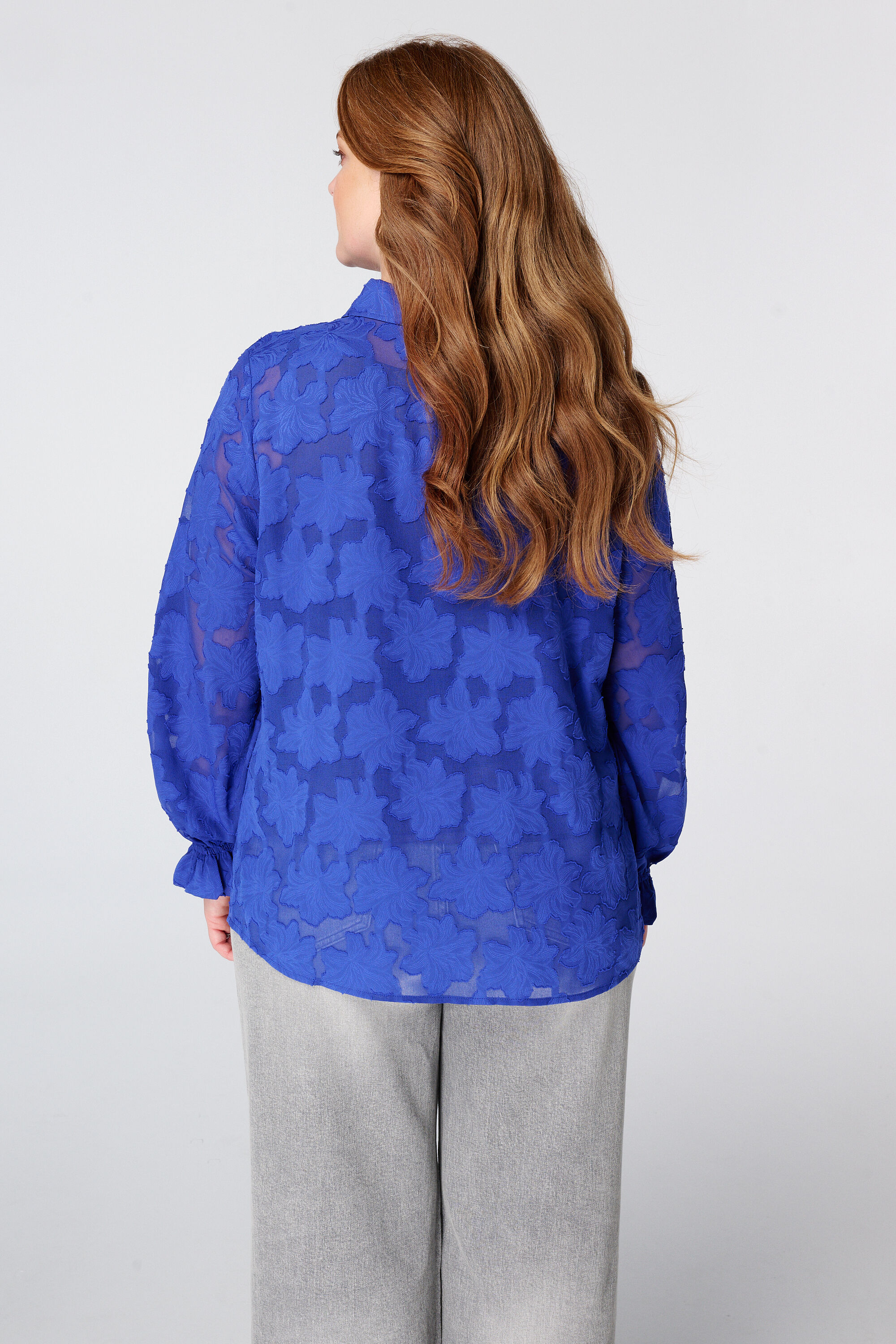 Blusa transl&uacute;cida con textura floral image number 3