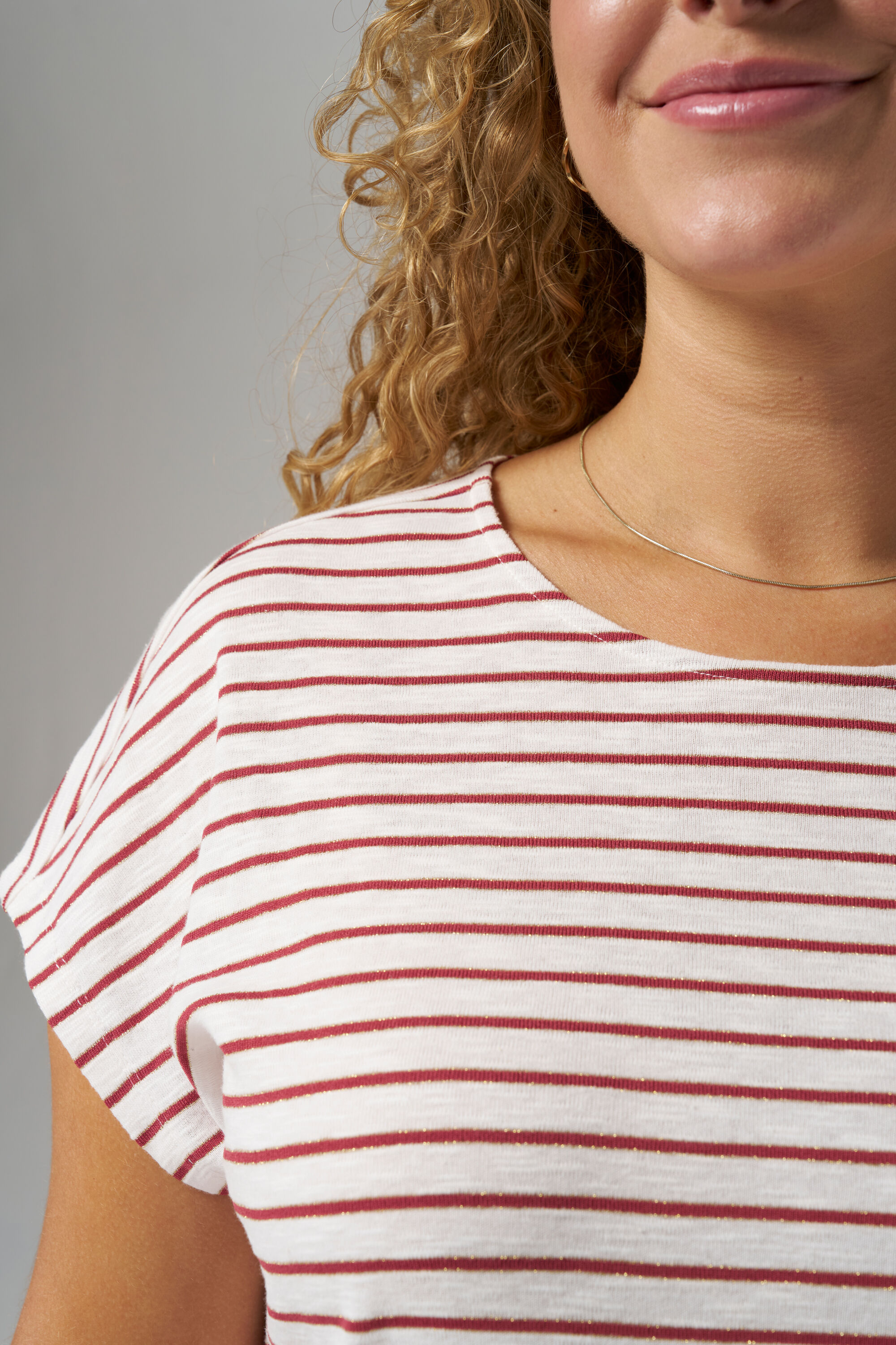 Top con botones como detalle image number 4