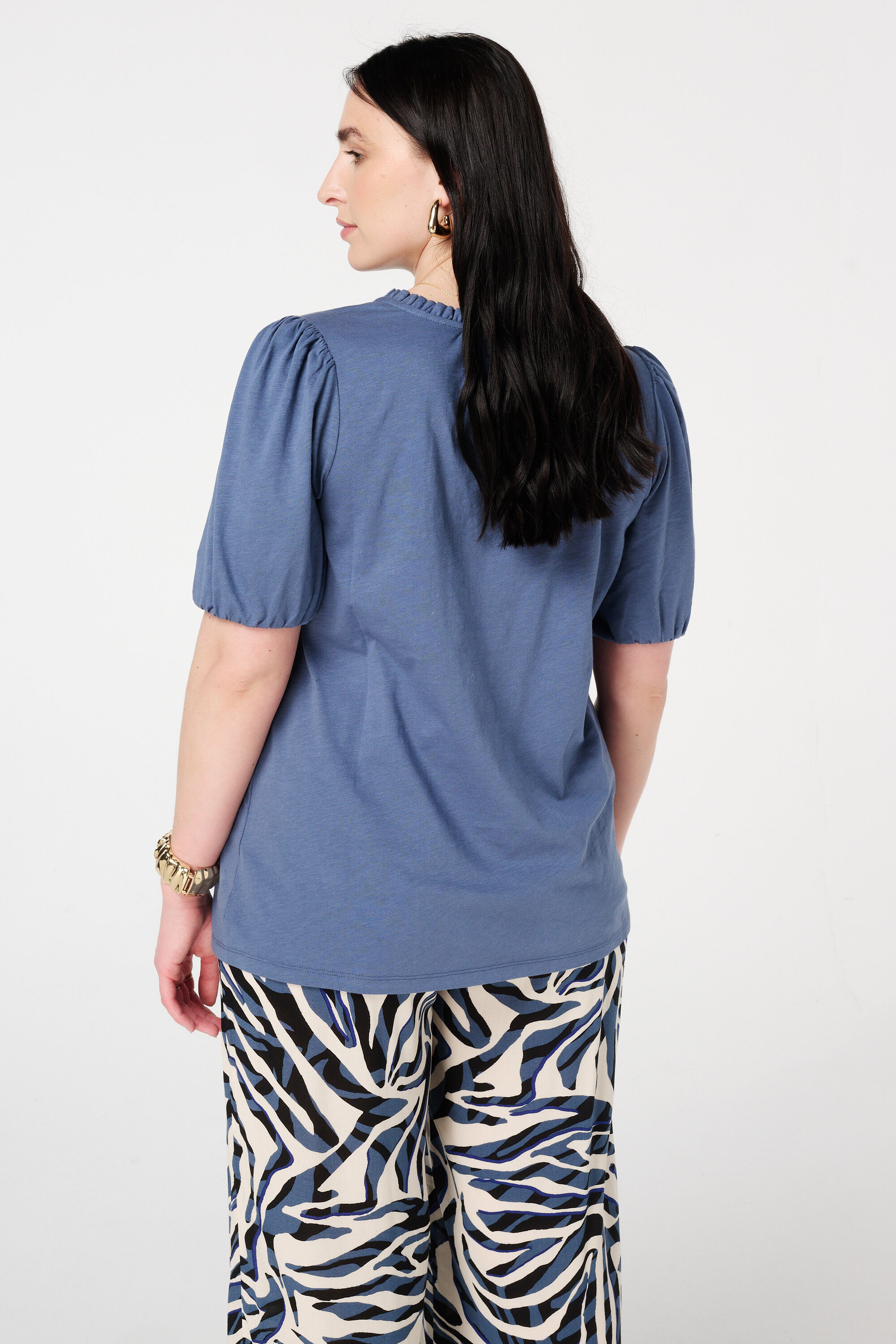 Top con escote en V y volantes image number 3