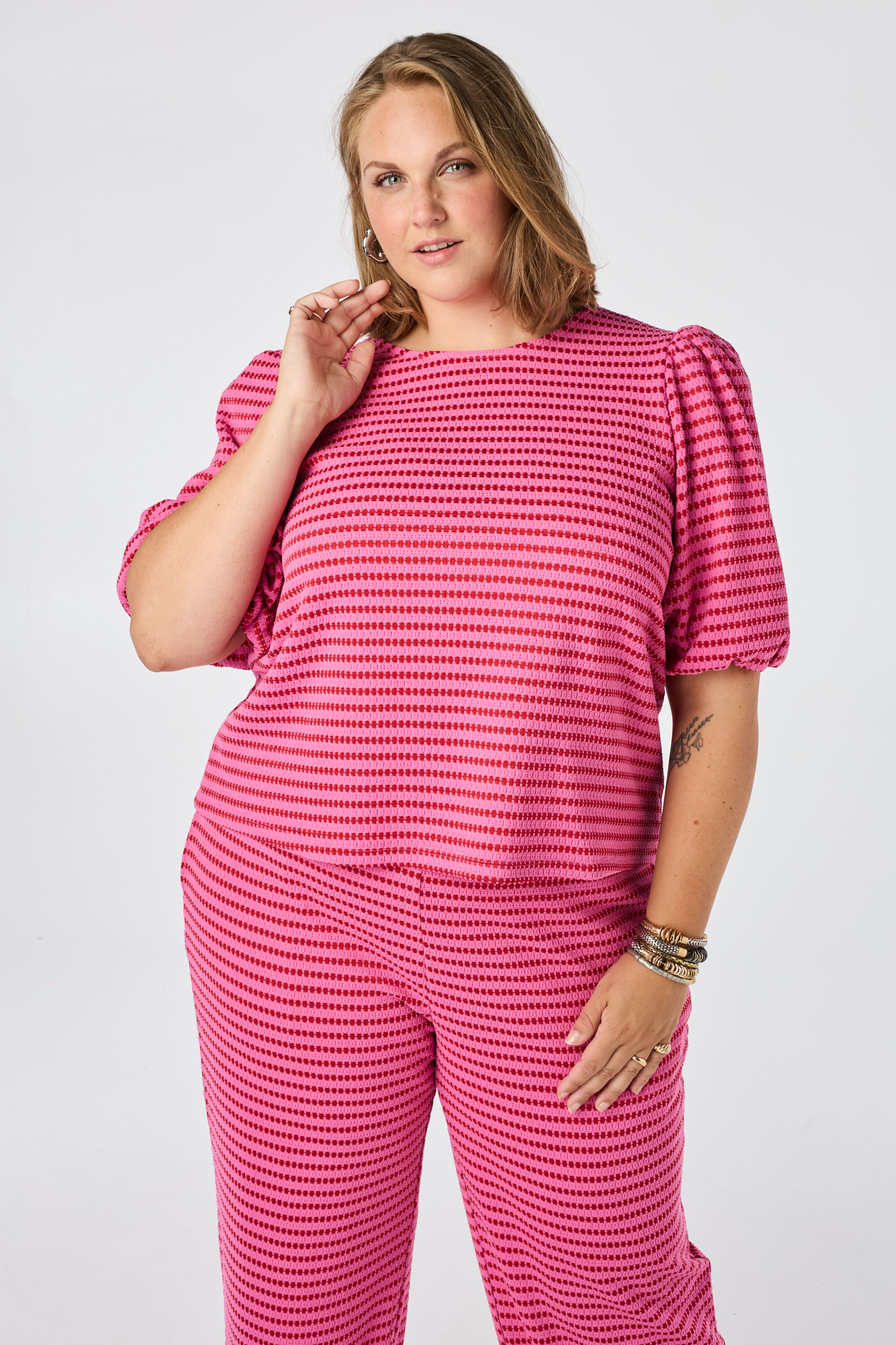 Camiseta de rayas con mangas abullonadas