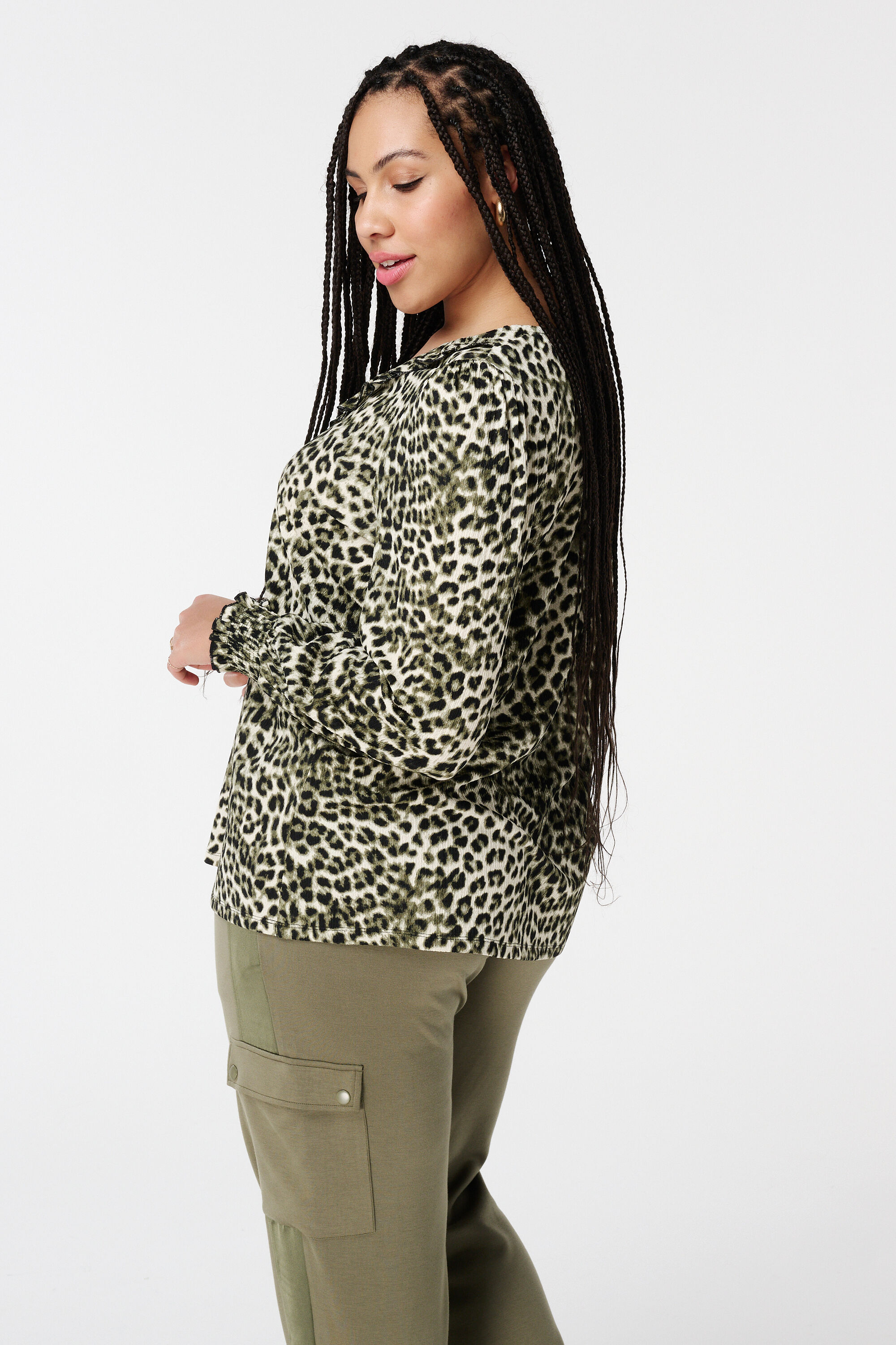 Top estampado con volantes image number 3