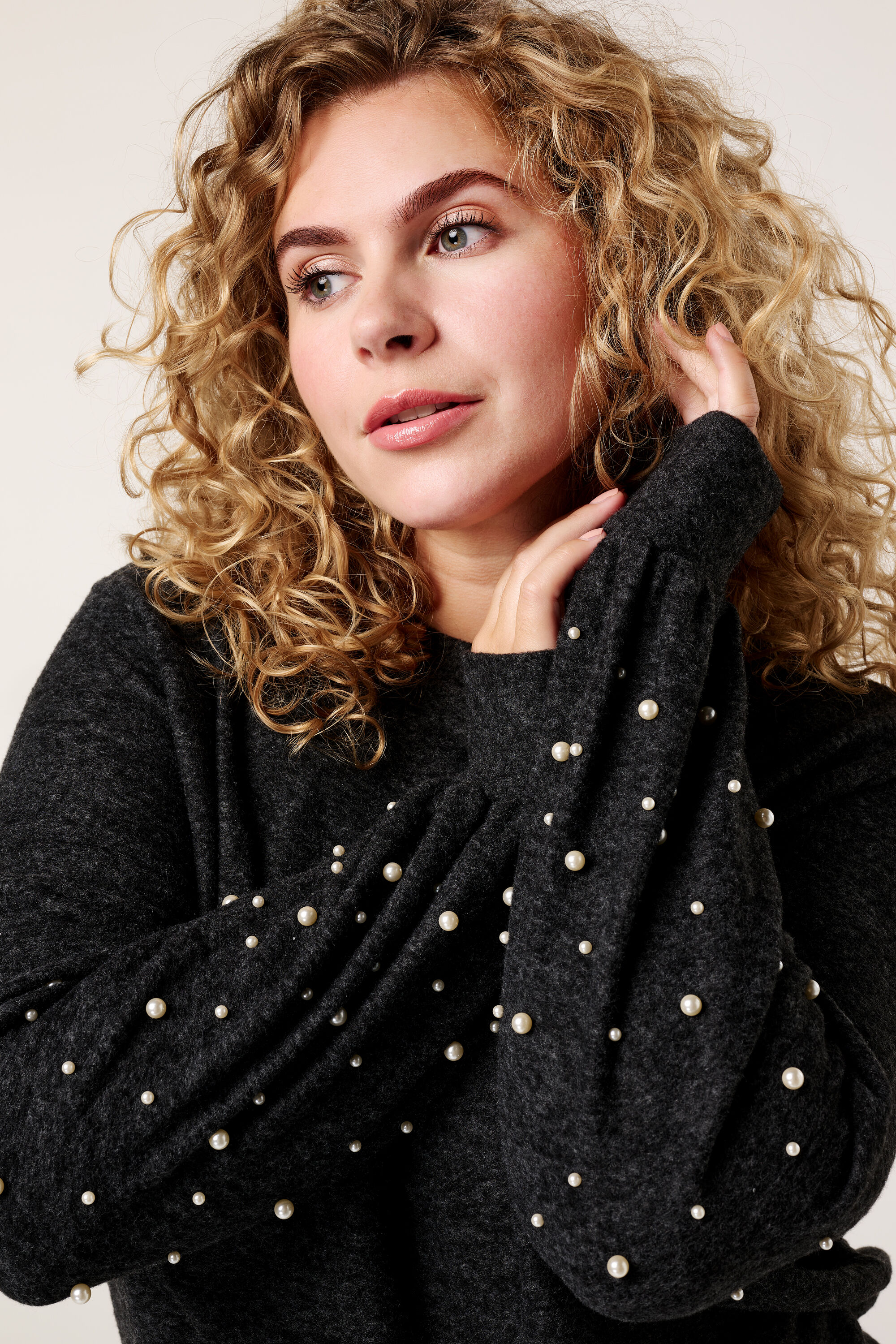 Su&eacute;ter con perlas image number 4