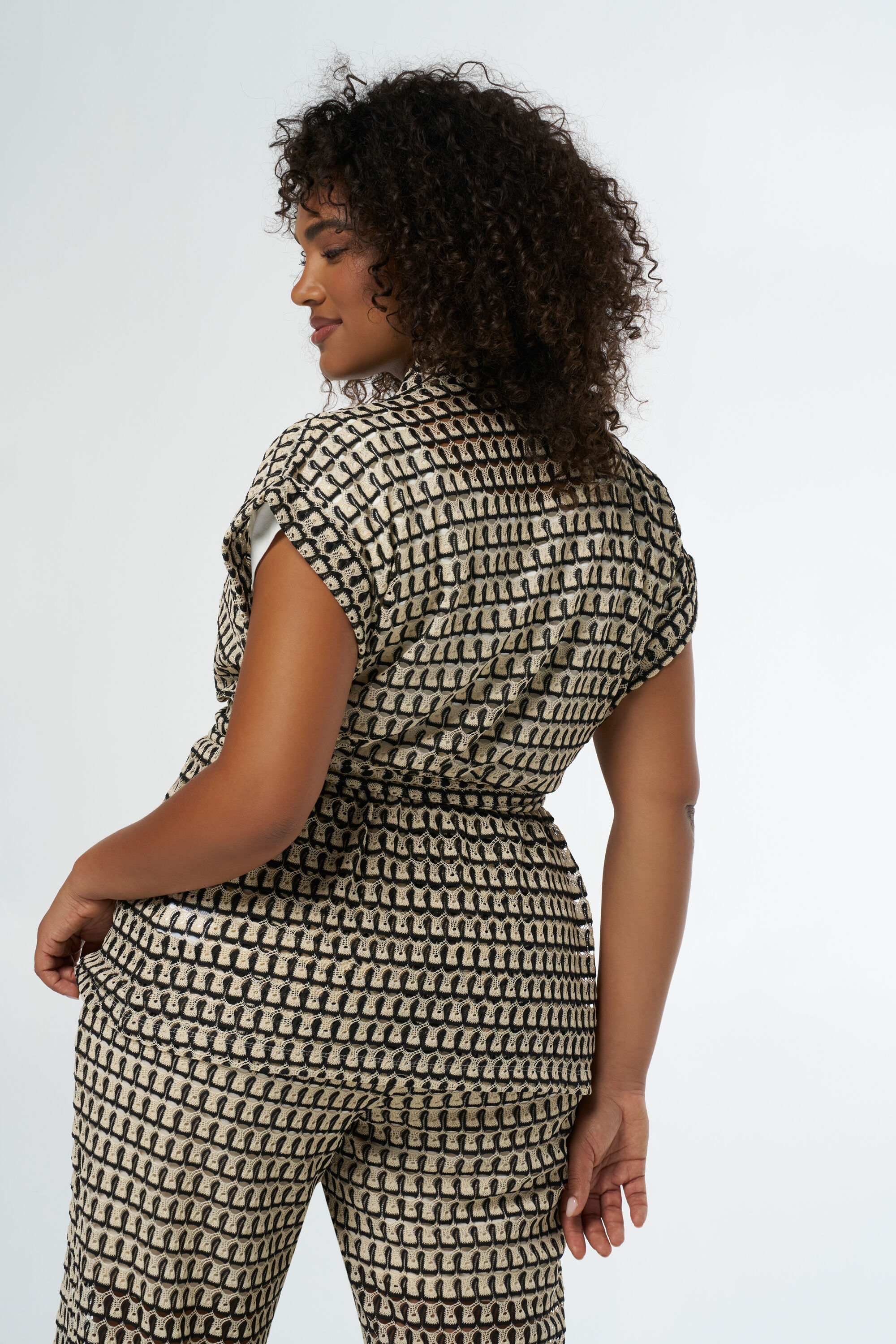 Chaleco de ganchillo con cinto image number 3