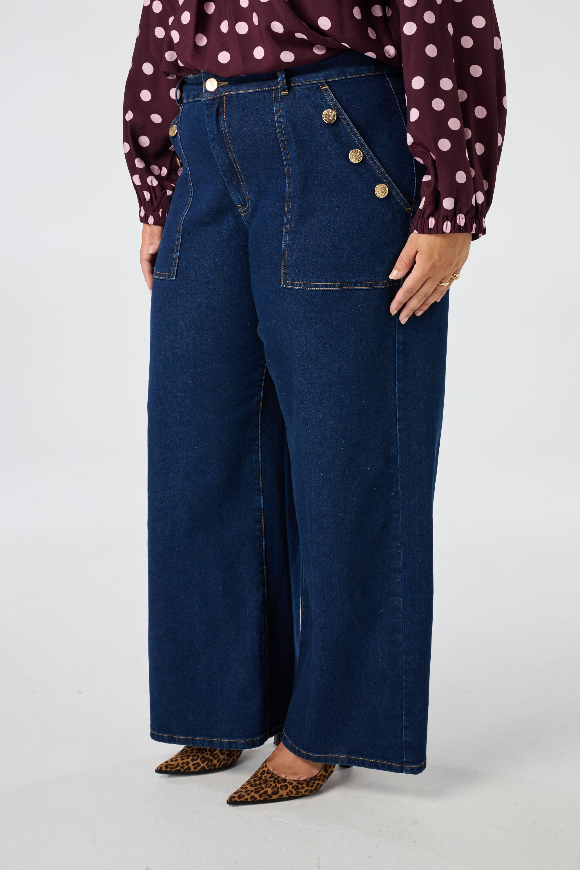 Vaqueros wide leg con botones decorativos image number 5