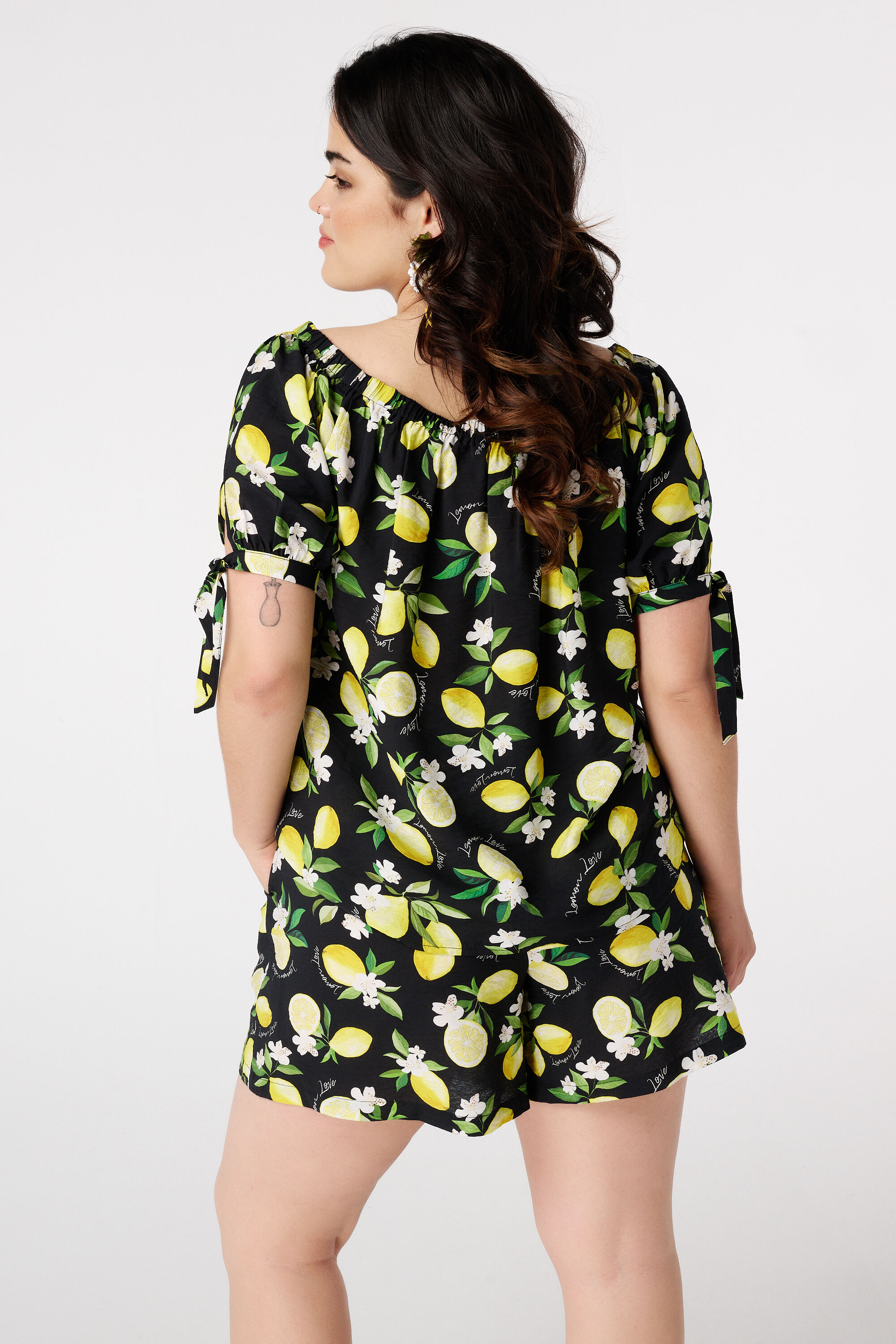 Blusa con hombros descubiertos y estampado image number 3