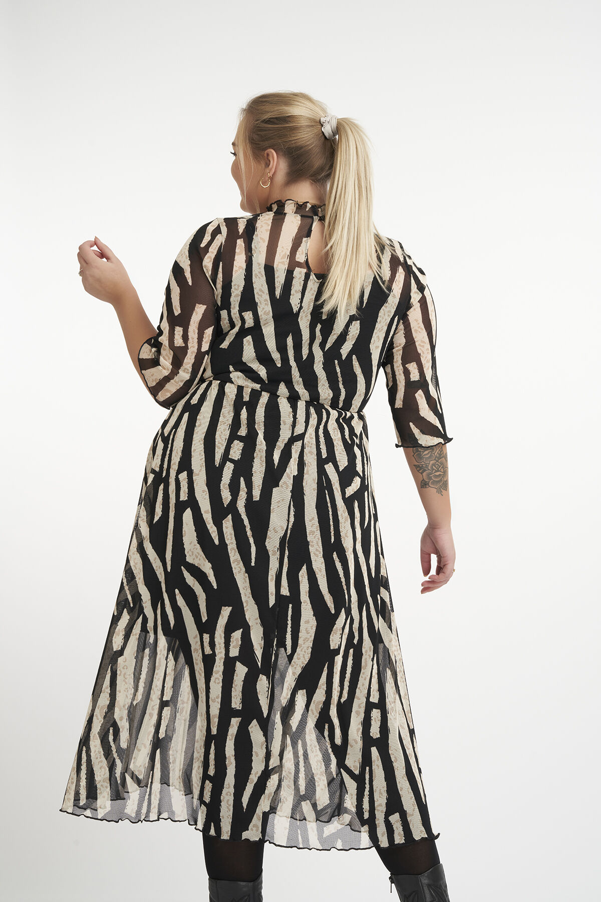 Vestido hecho de un tejido semitransparente.  image number 4