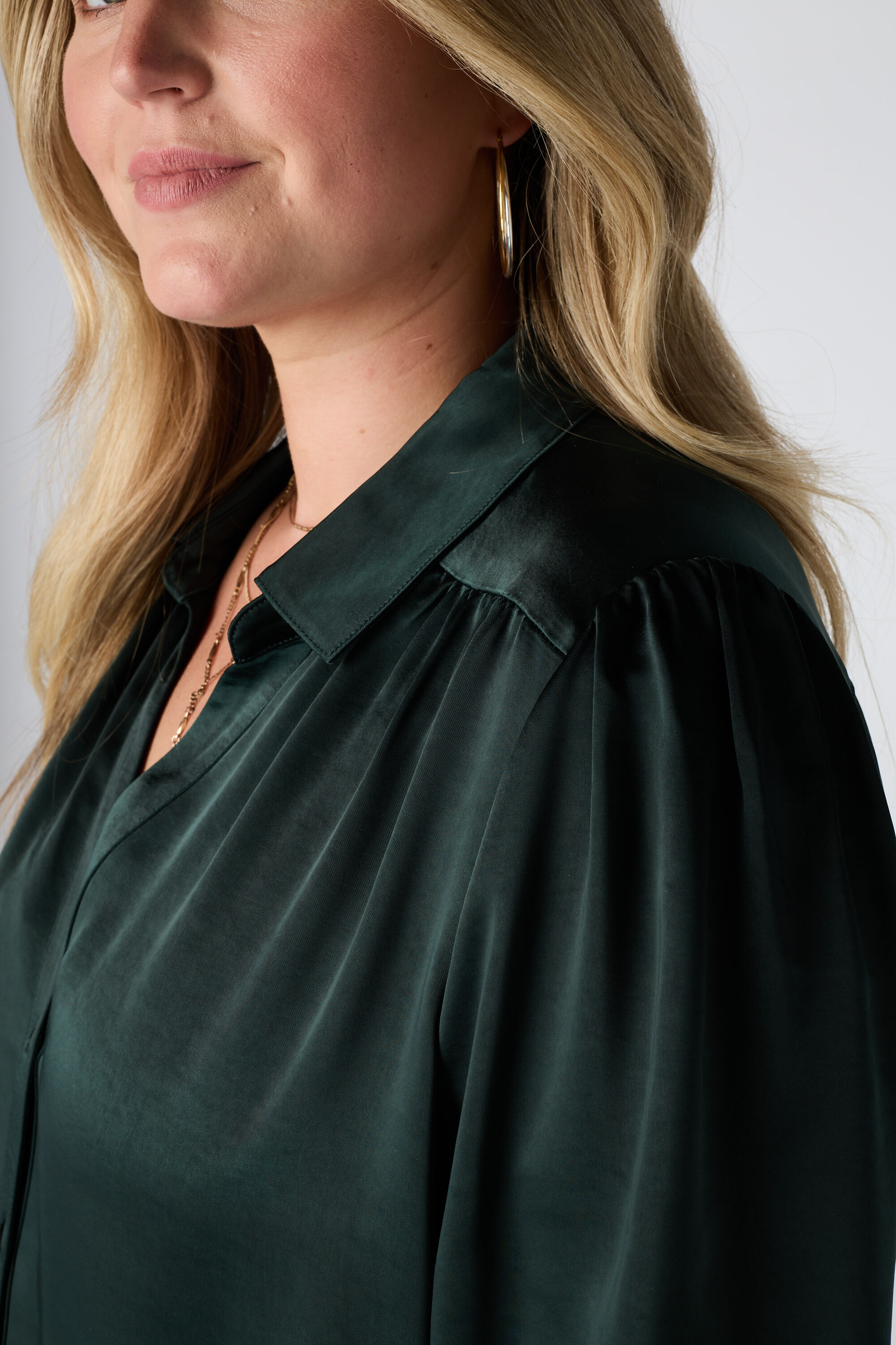 Blusa con acabado satinado image number 6
