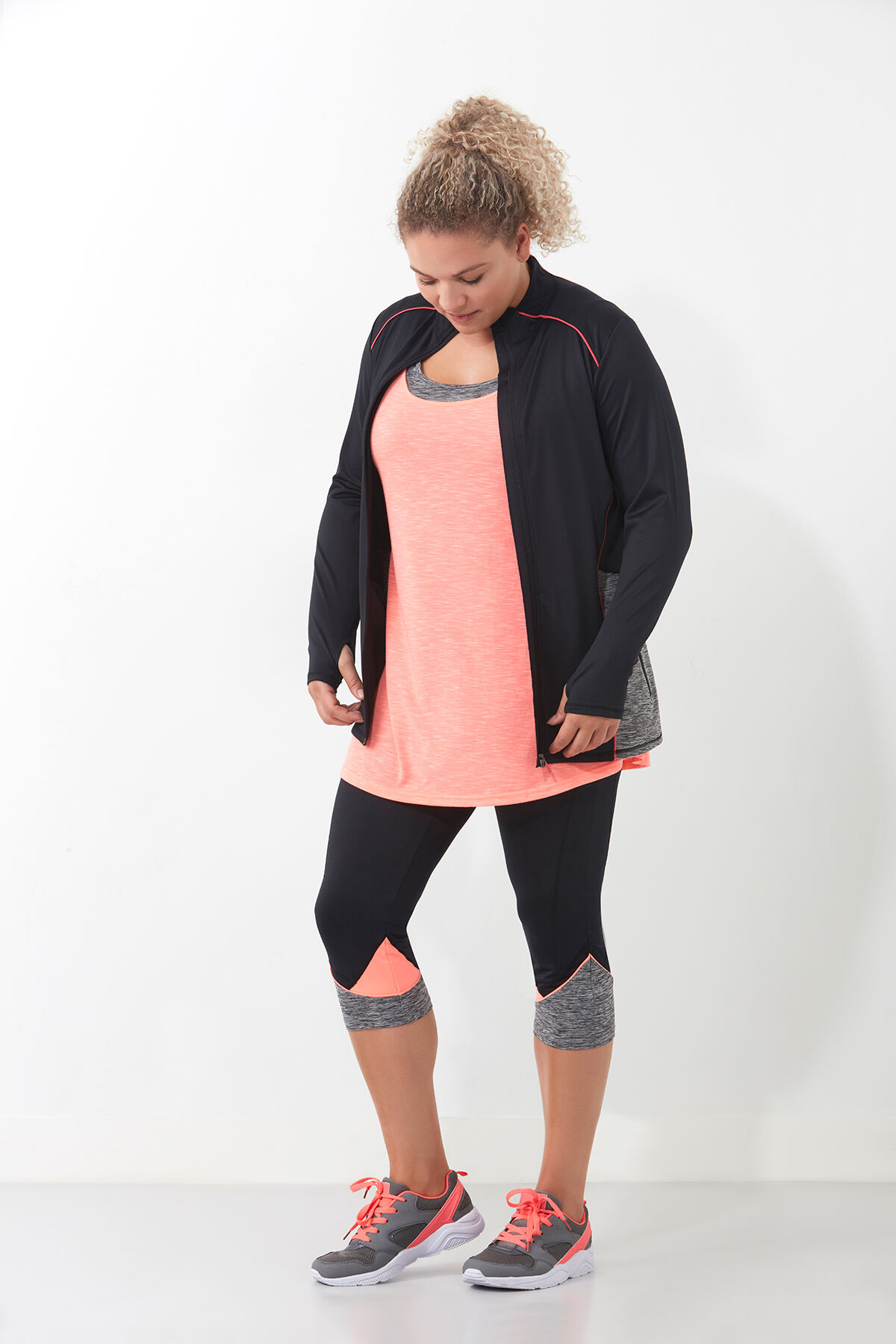 Leggings deportivos de tres cuartos image number 4