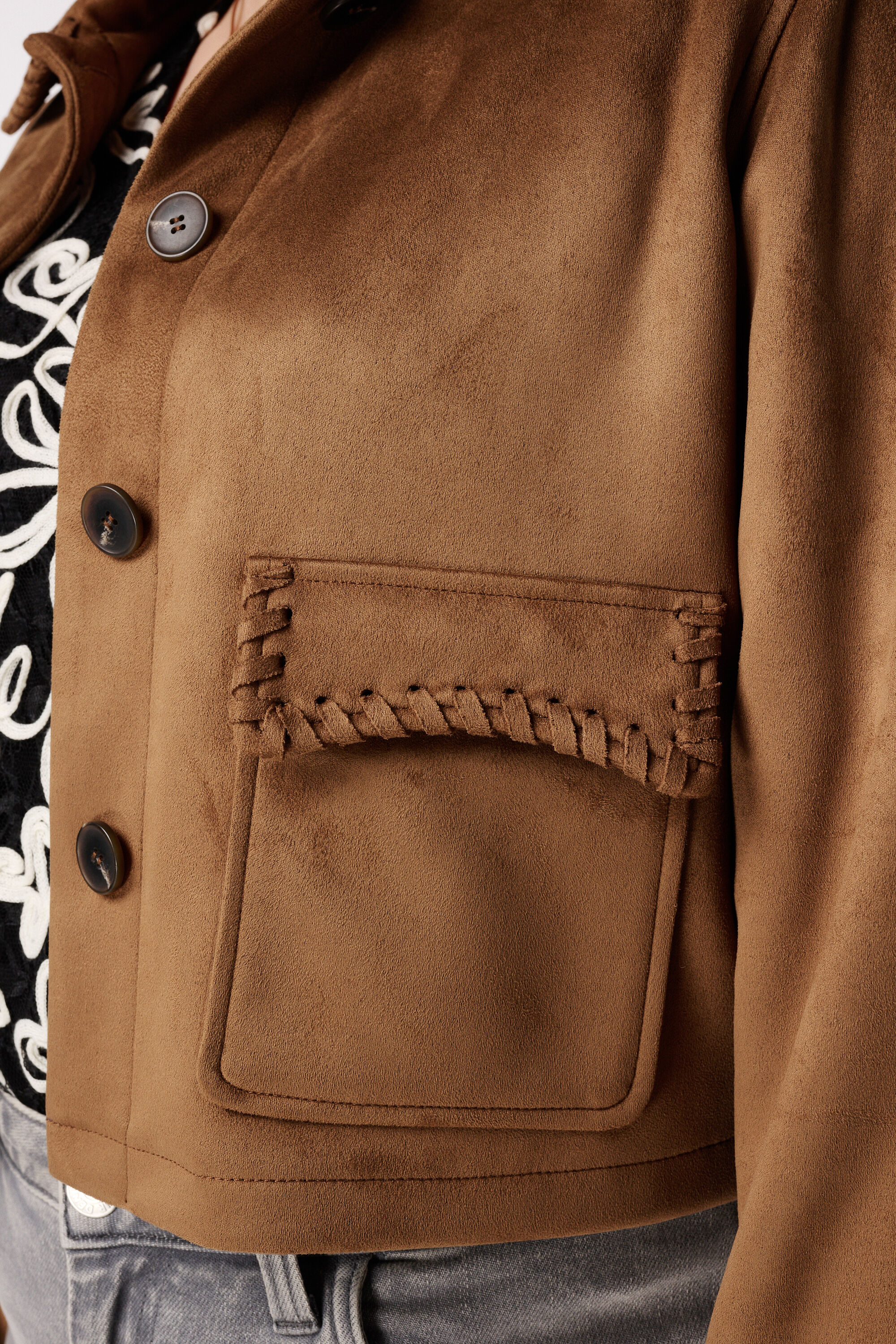 Chaqueta corta efecto ante con pespuntes image number 6