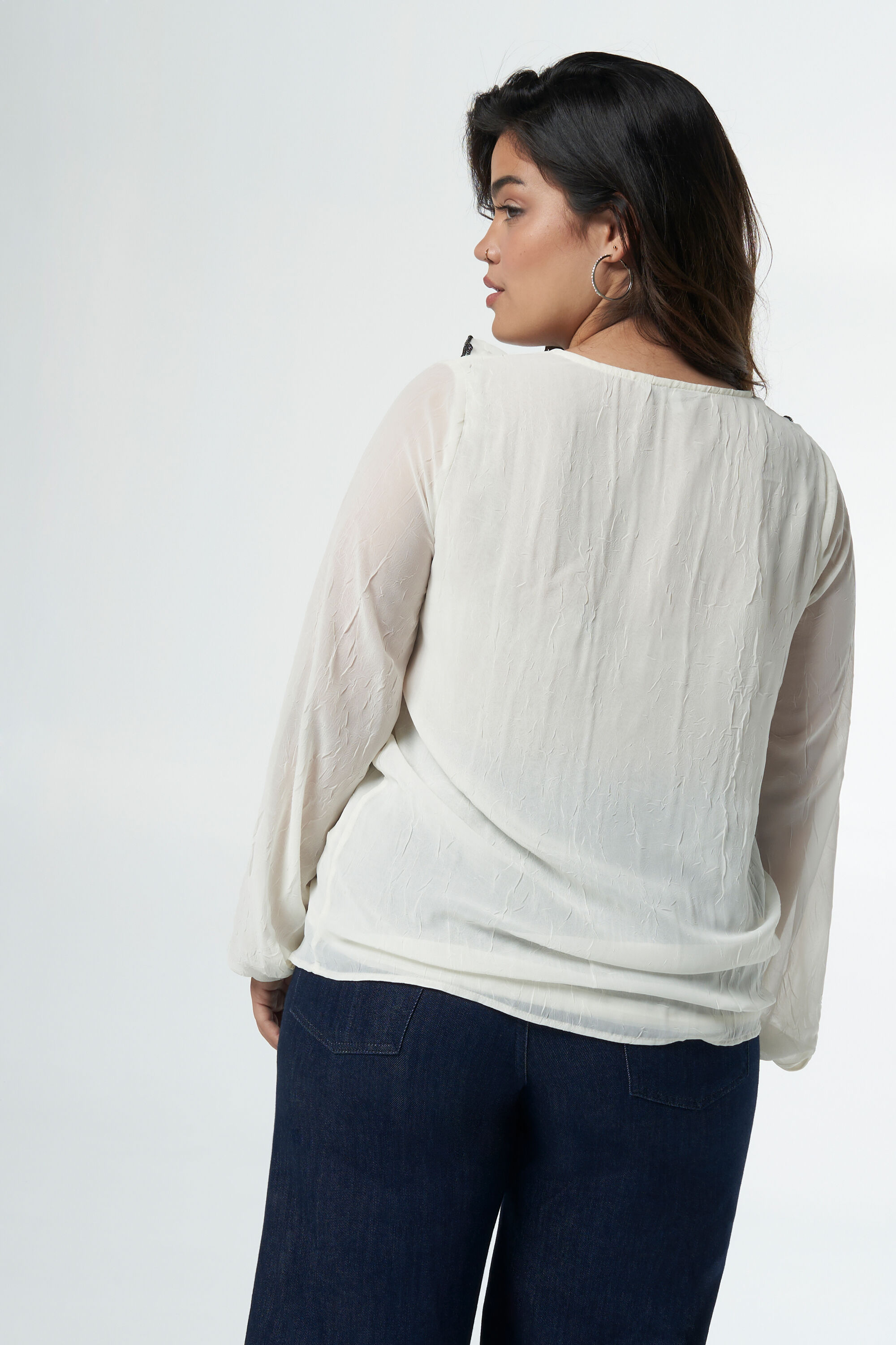 Blusa con volantes  image number 3