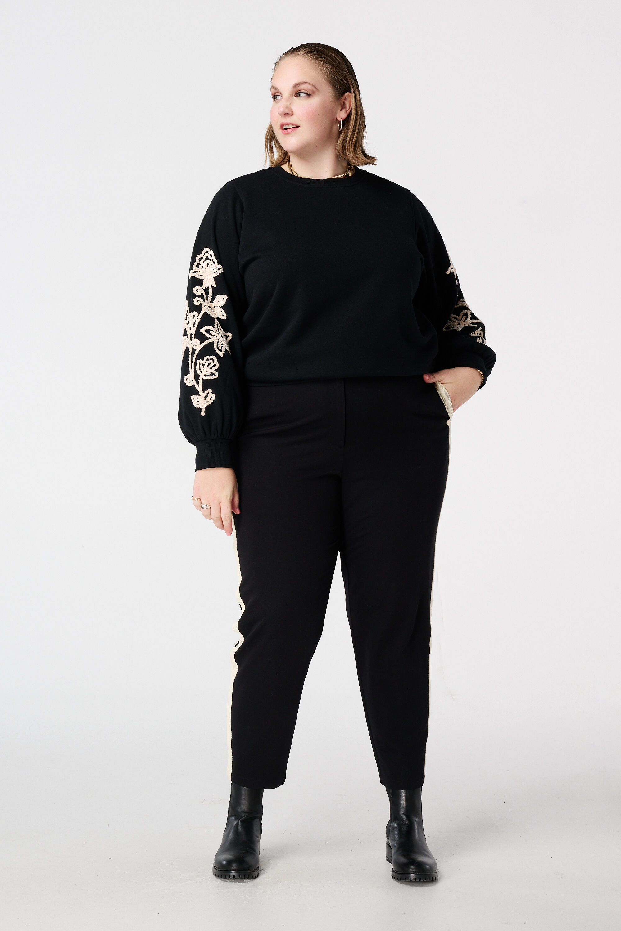 Jersey con bordados suaves en las mangas image number 5