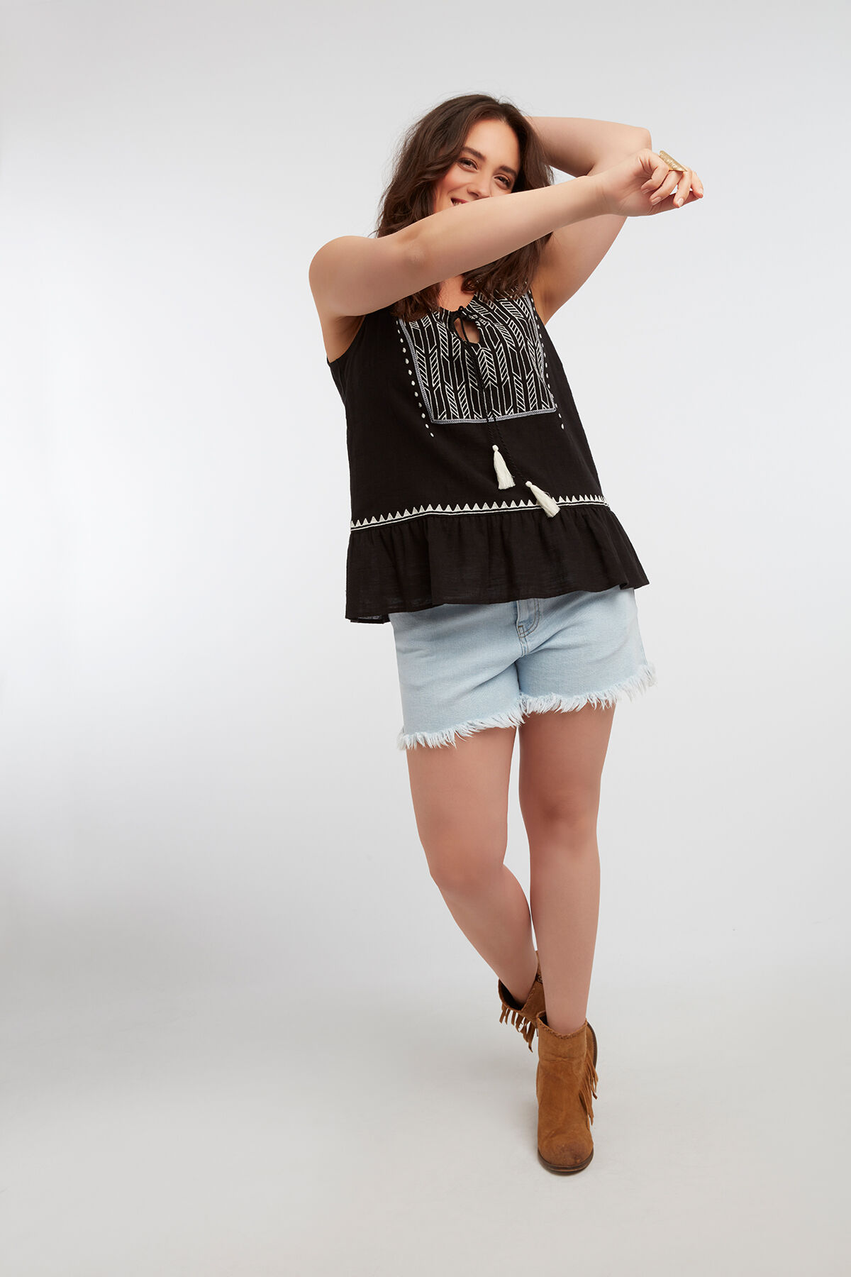 Blusa bordada sin mangas image number 5